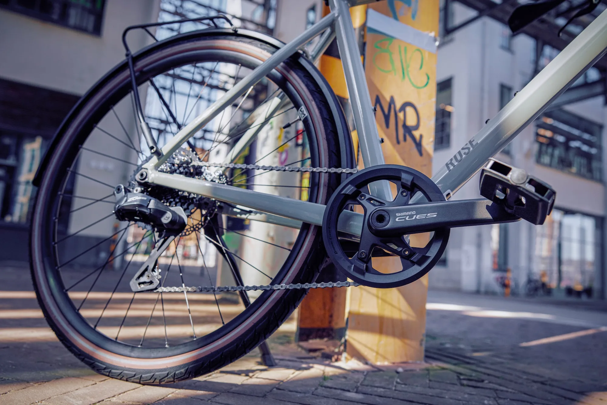 Stock image of the Rose Sneak 3EQ urban bike equipped with the Shimano Q'AUTO CUES drivetrain