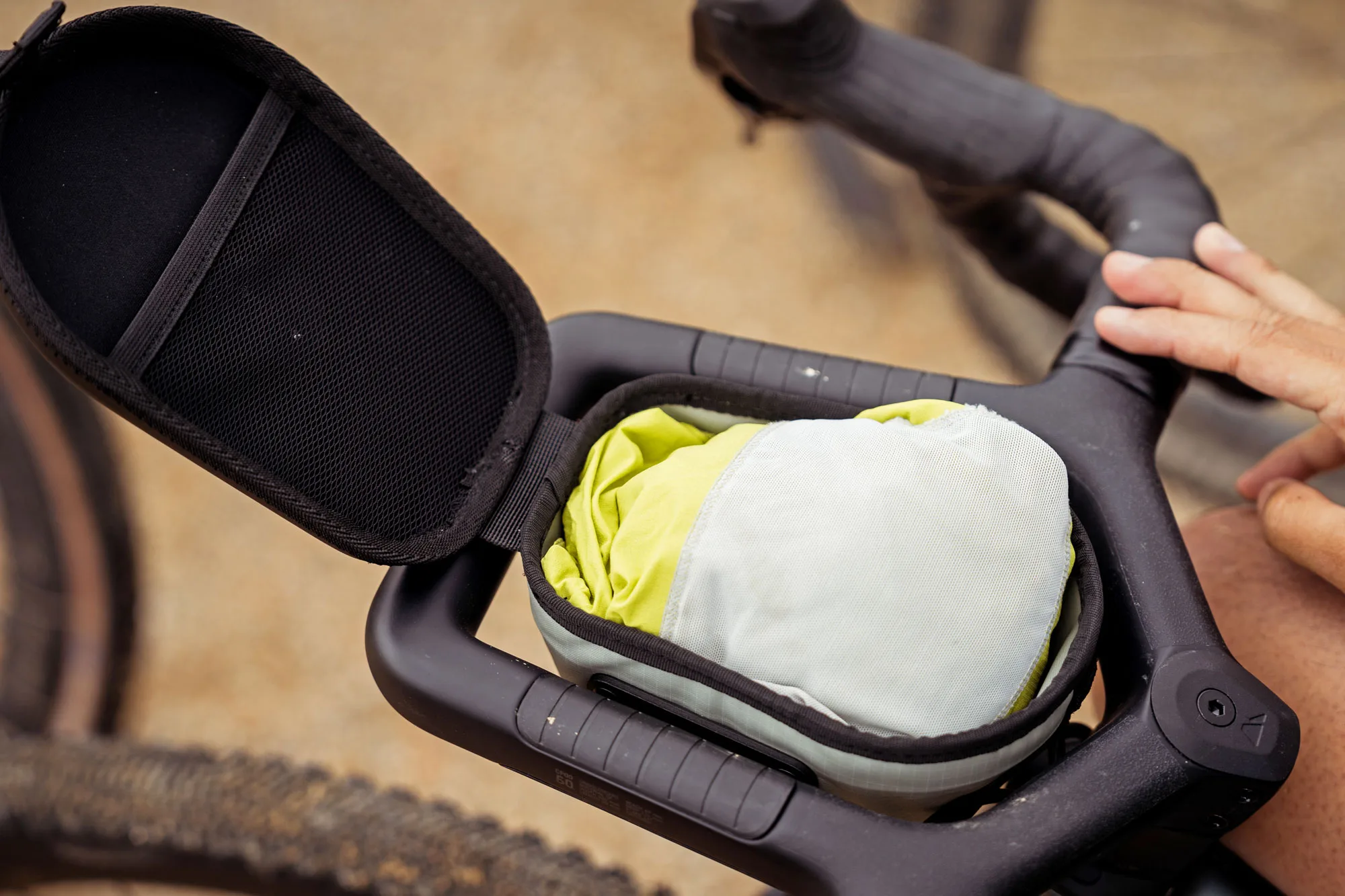 2025 Canyon Grail carbon ATB adventure gravel bike, Full Mounty flip top bag
