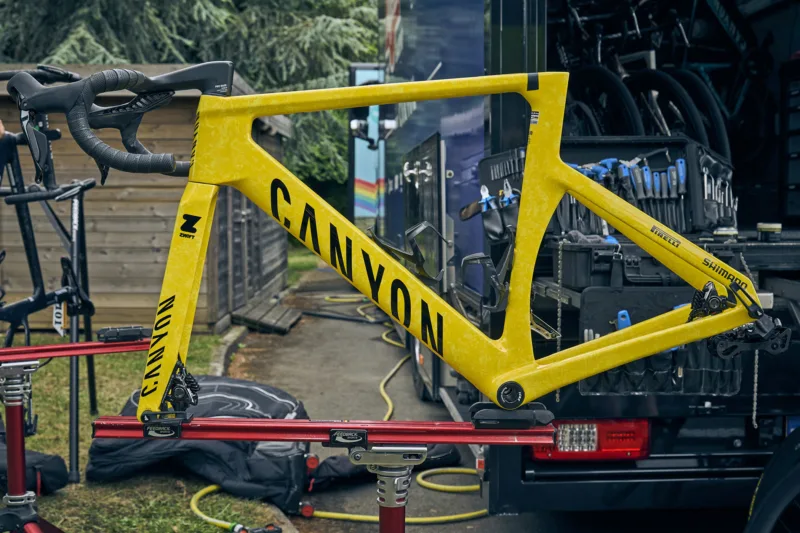 Mathieu Van der Poel Leads Tour de France in Yellow on MyCanyon’s 3rd Custom Aeroad CFR