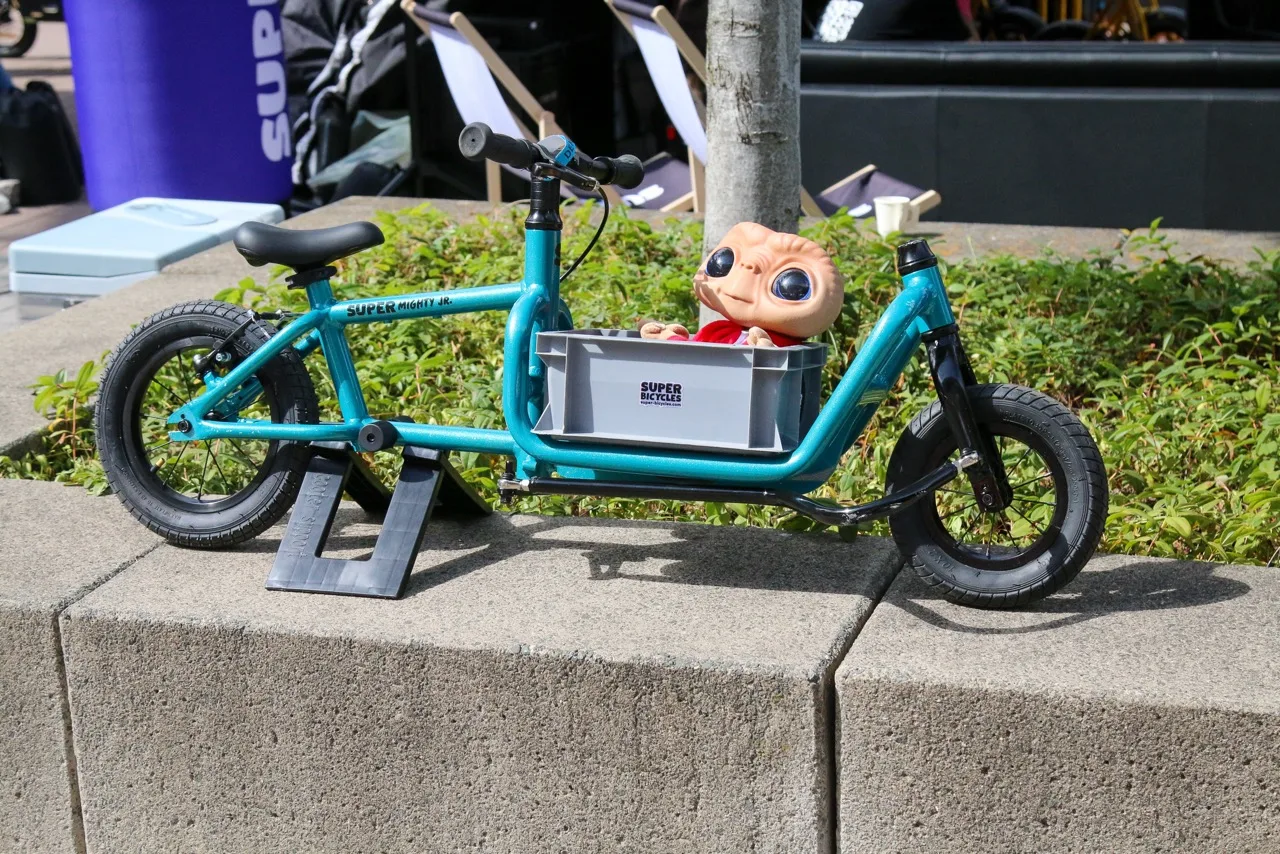 Super Mighty Jr with ET