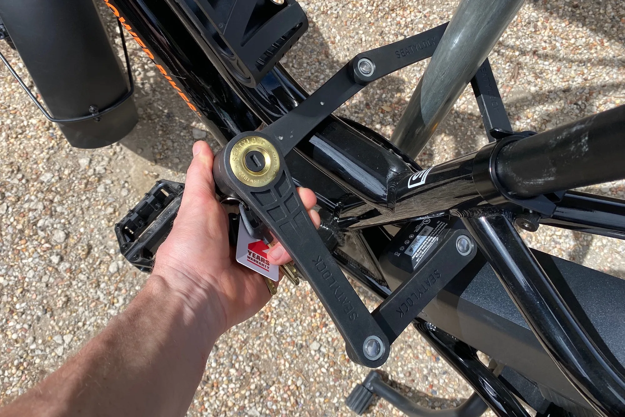 Locking a cargo bike to pole with the Foldylock Forever.