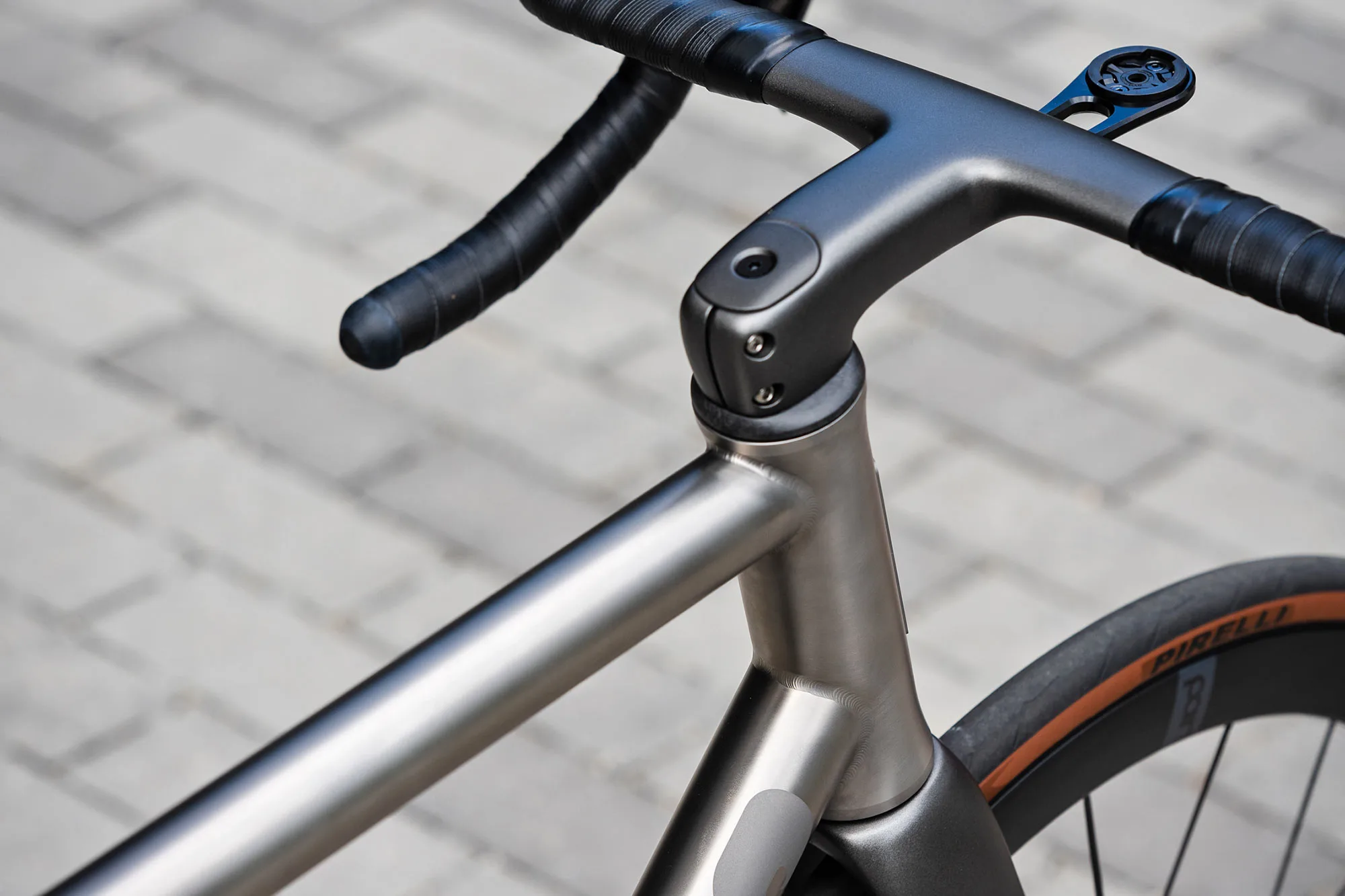 Mosaic RT-Zero Ops custom LTD titanium & carbon halo concept road bike, integrated internal routing