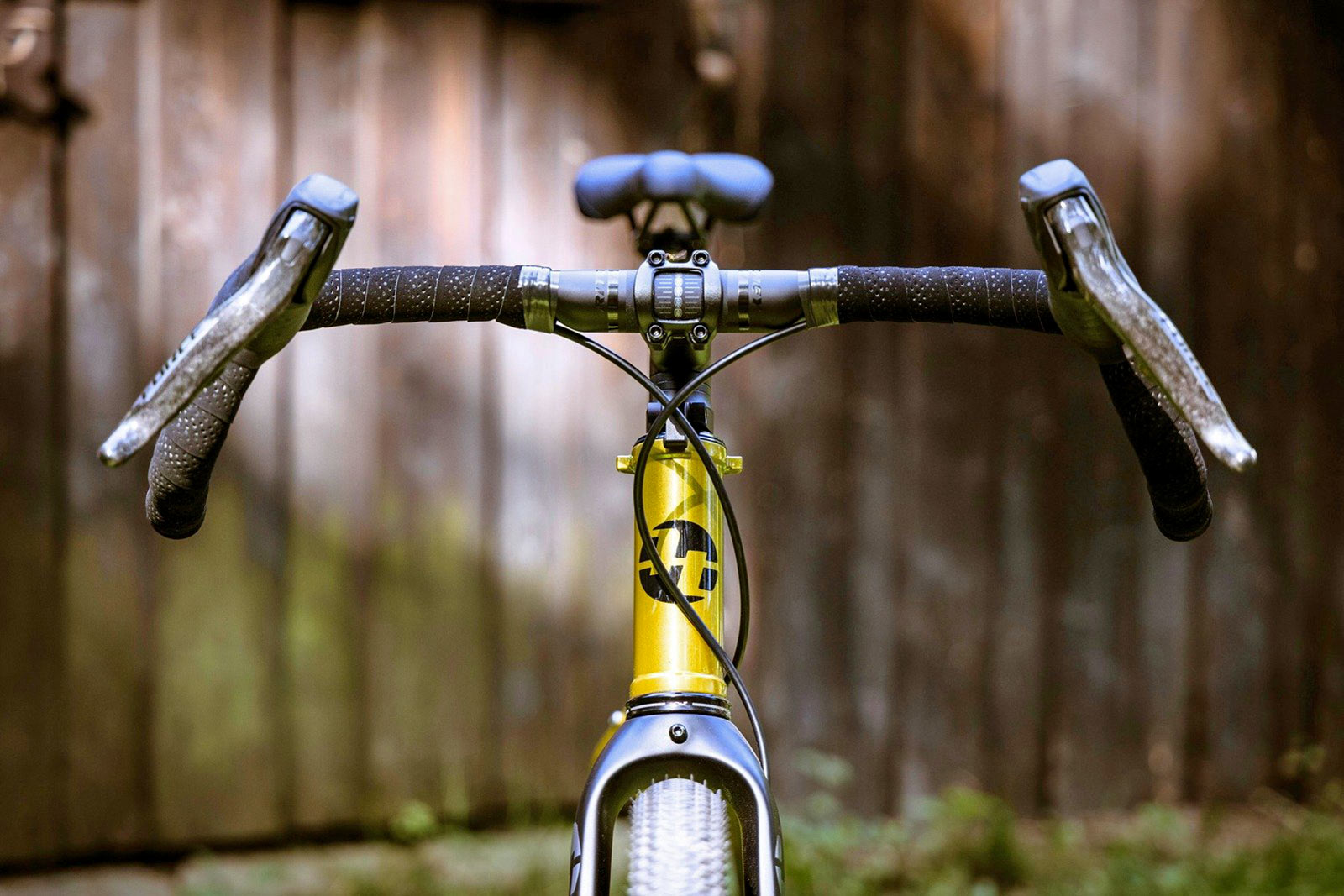 new Cinq Plug Pure 7 USB-C dynamo charging top cap by Tout Terrain, really hidden on a bike