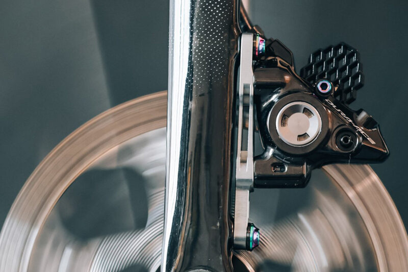 absoluteBLACK Presses Pistons, Centers Brakes Easier