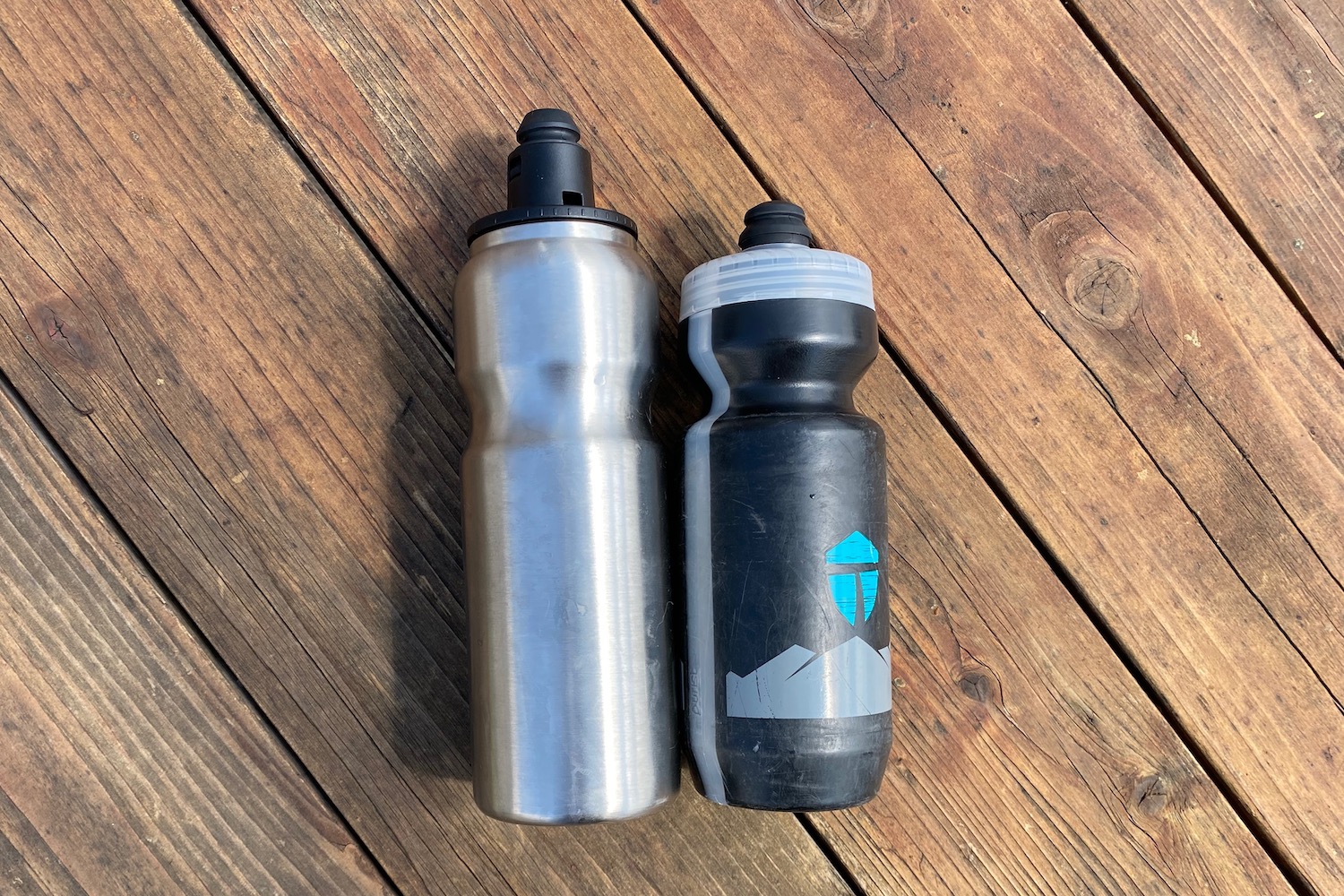 size comparison of the tiibo bottle and plastic water bottle