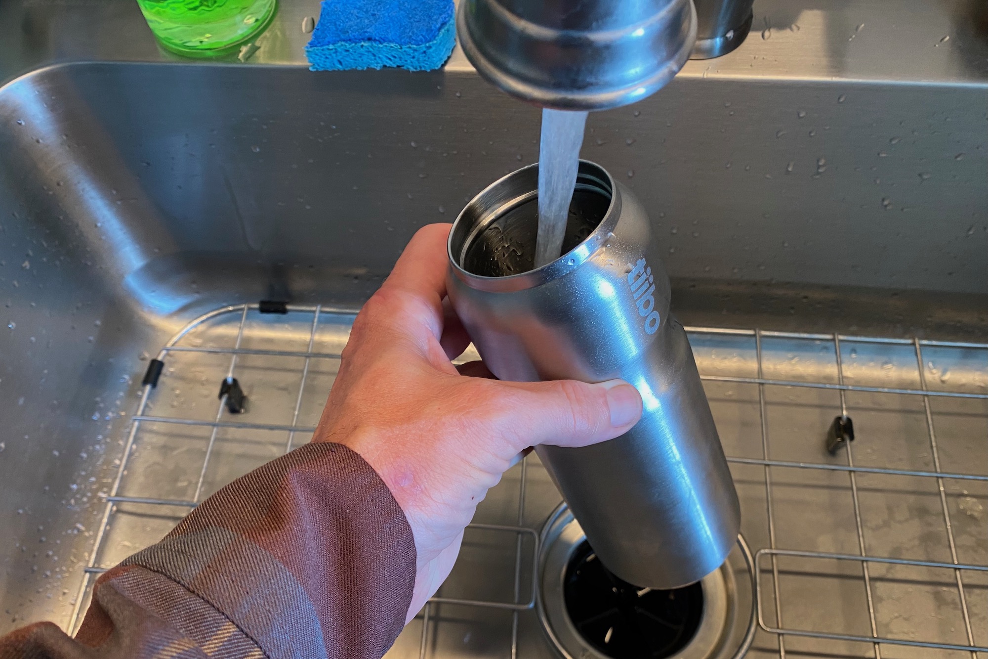 filling the tiibo bottle with water