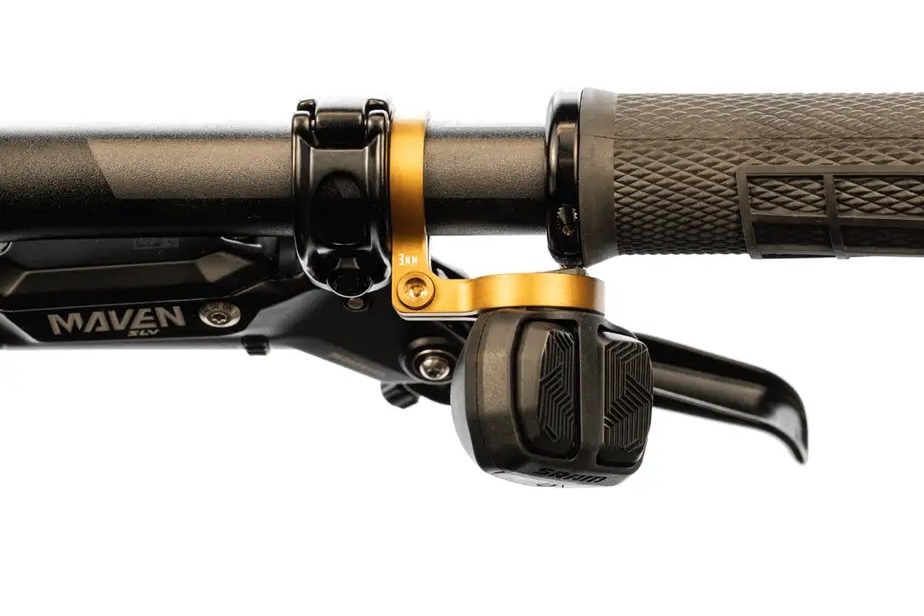 studio image of the freedom coast 90 degree pod clamp mounted on a handlebar.
