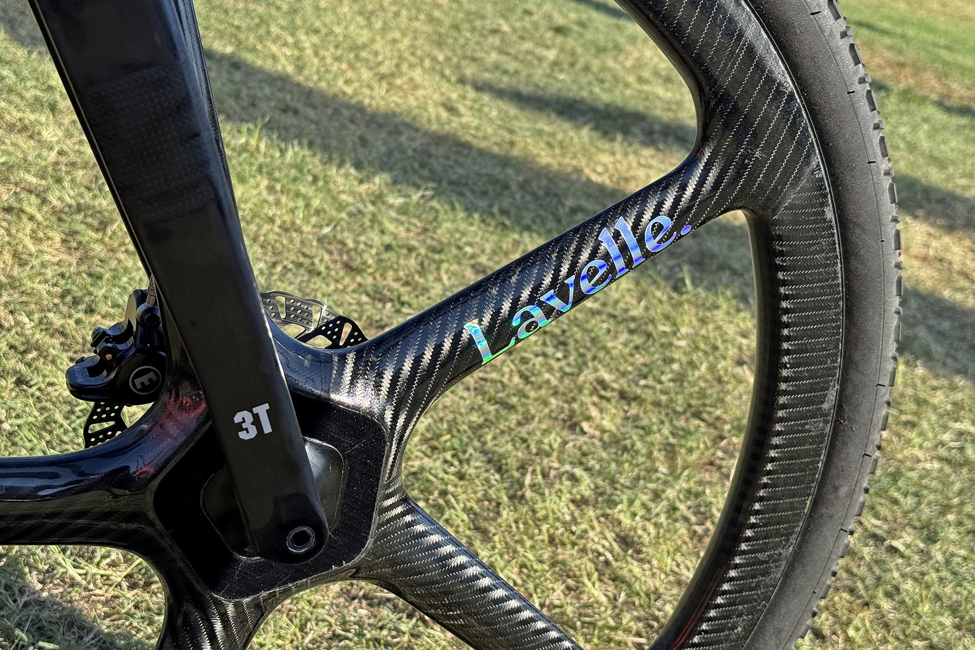 Lavelle Fireroad 5-spoke monocoque carbon gravel bike wheels 0° instant hub engagement, front wheel up close
