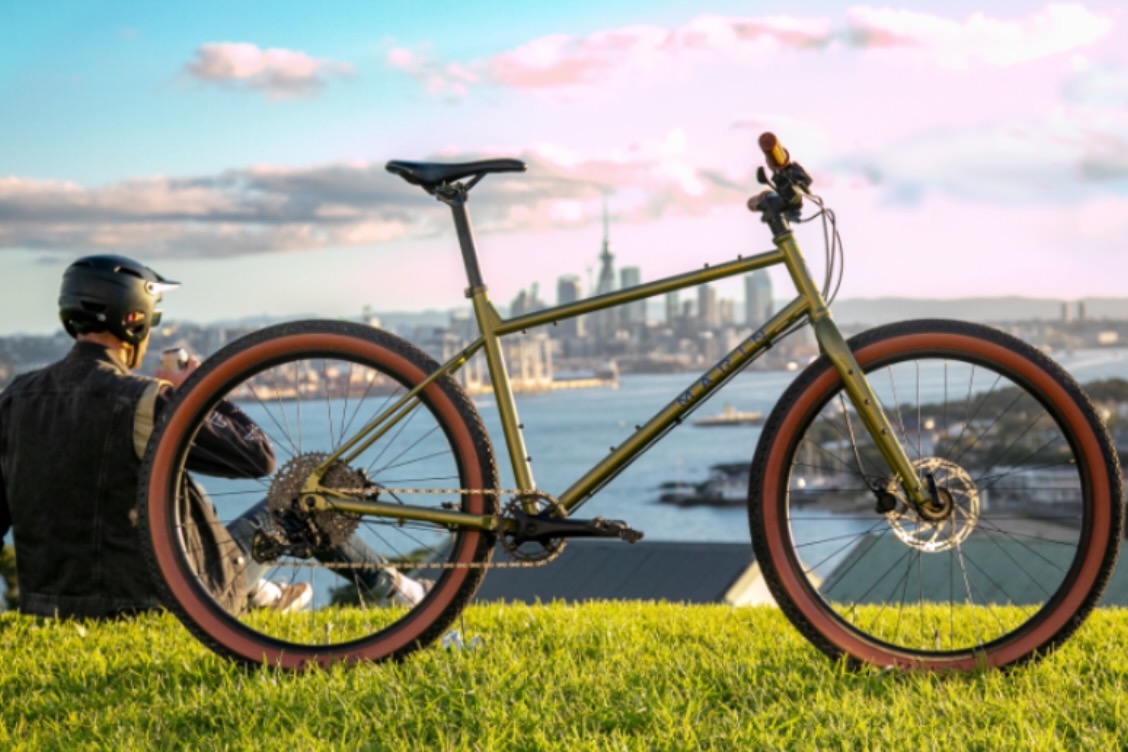 Side view of the Marin Muirwoods 27.5 with the city skyline in the background.