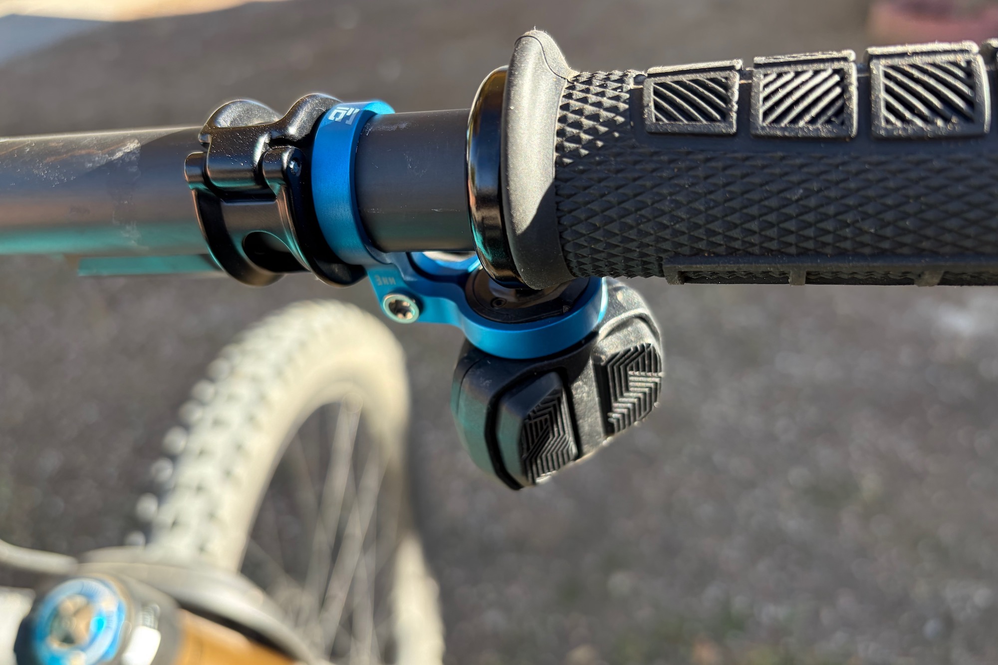 the 90 degree pod clamp mounted to a mountain bike handlebar.