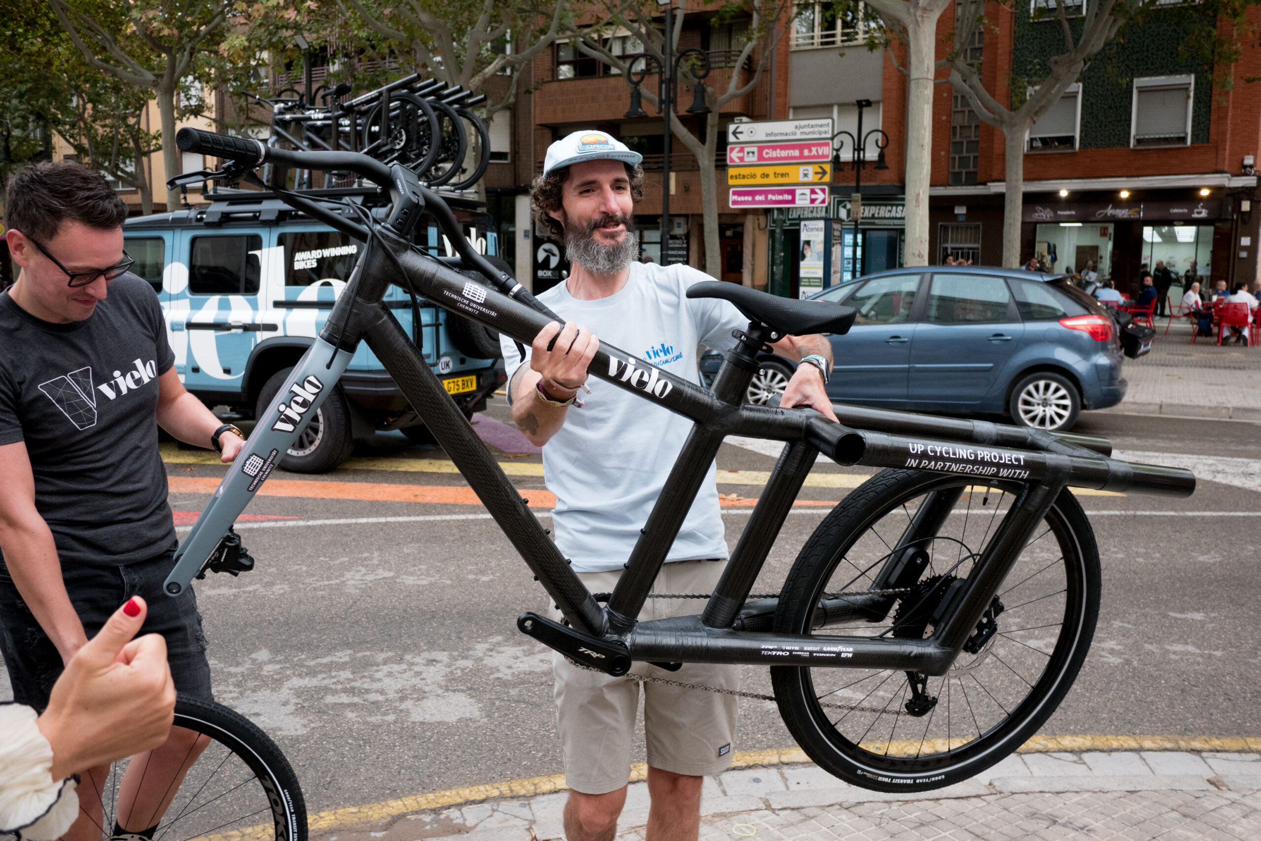 Empty Juan lifting the light 13kg cargo bike