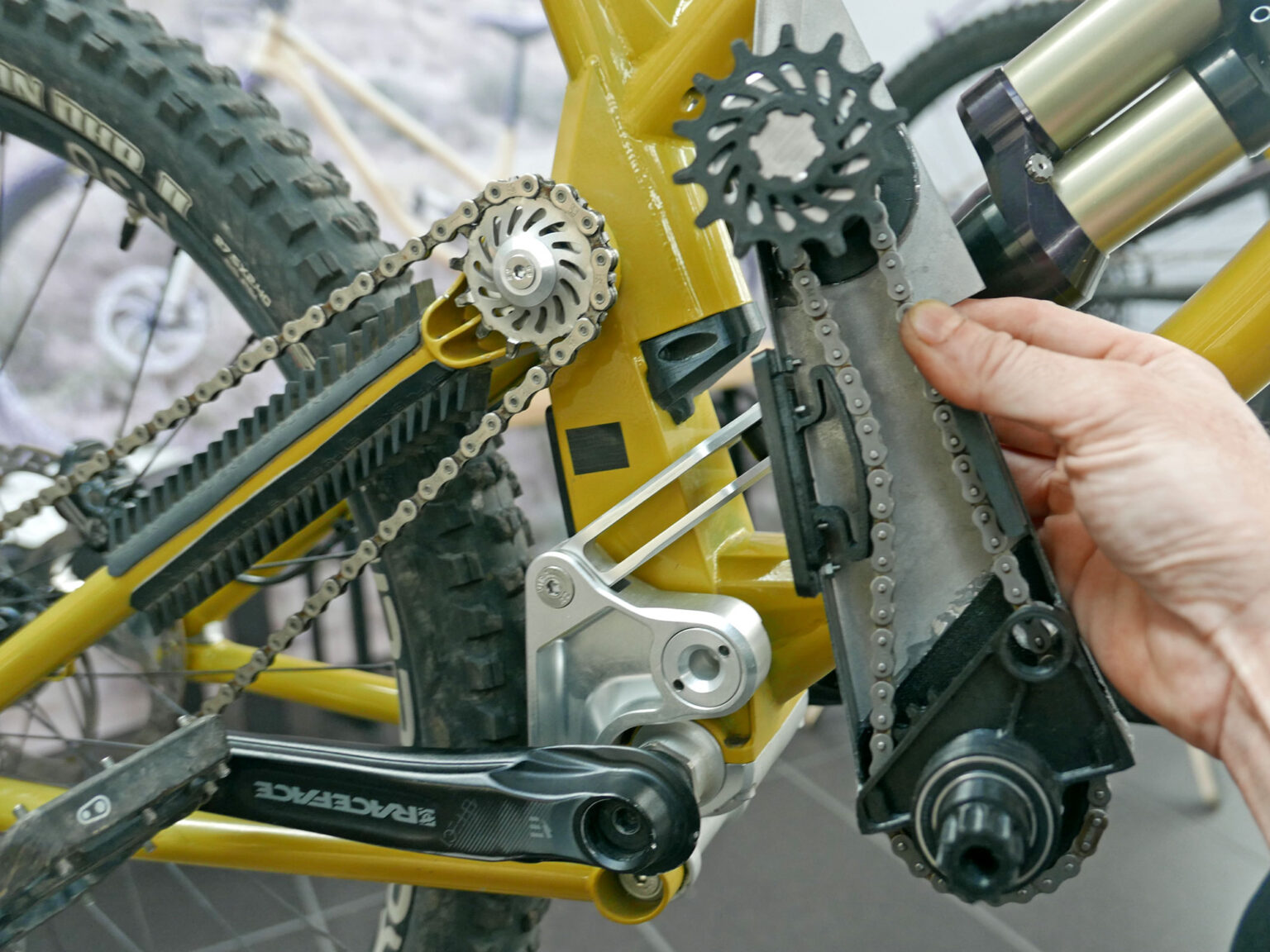Zoceli Vysoko 170mm high-pivot steel hard enduro freeride bike with hidden internal split-drive, what's inside?