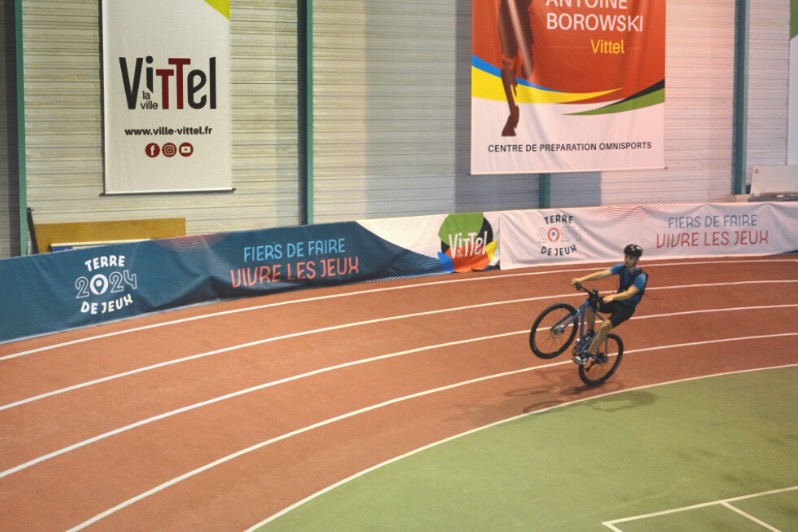 Frenchman Oscar Delaite Sets New World Record with 150.4 km Continuous Wheelie