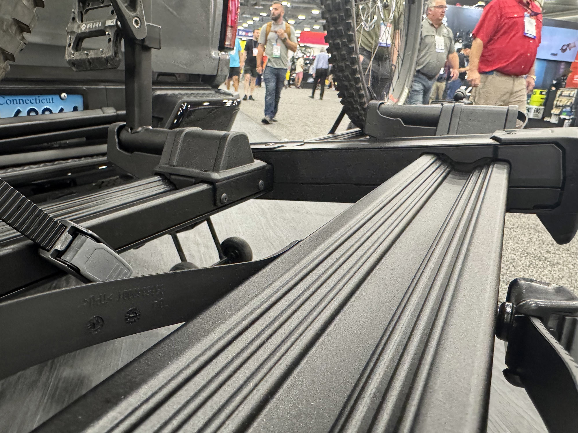 closeup details of thule vero heavy duty bike rack trays.