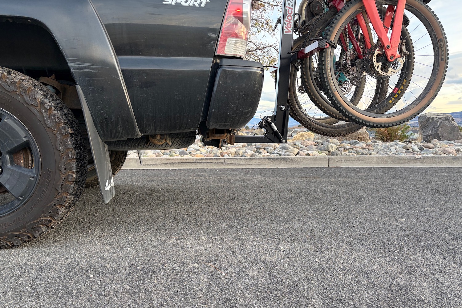 a picture showing the ground clearance of the bikes on the rack
