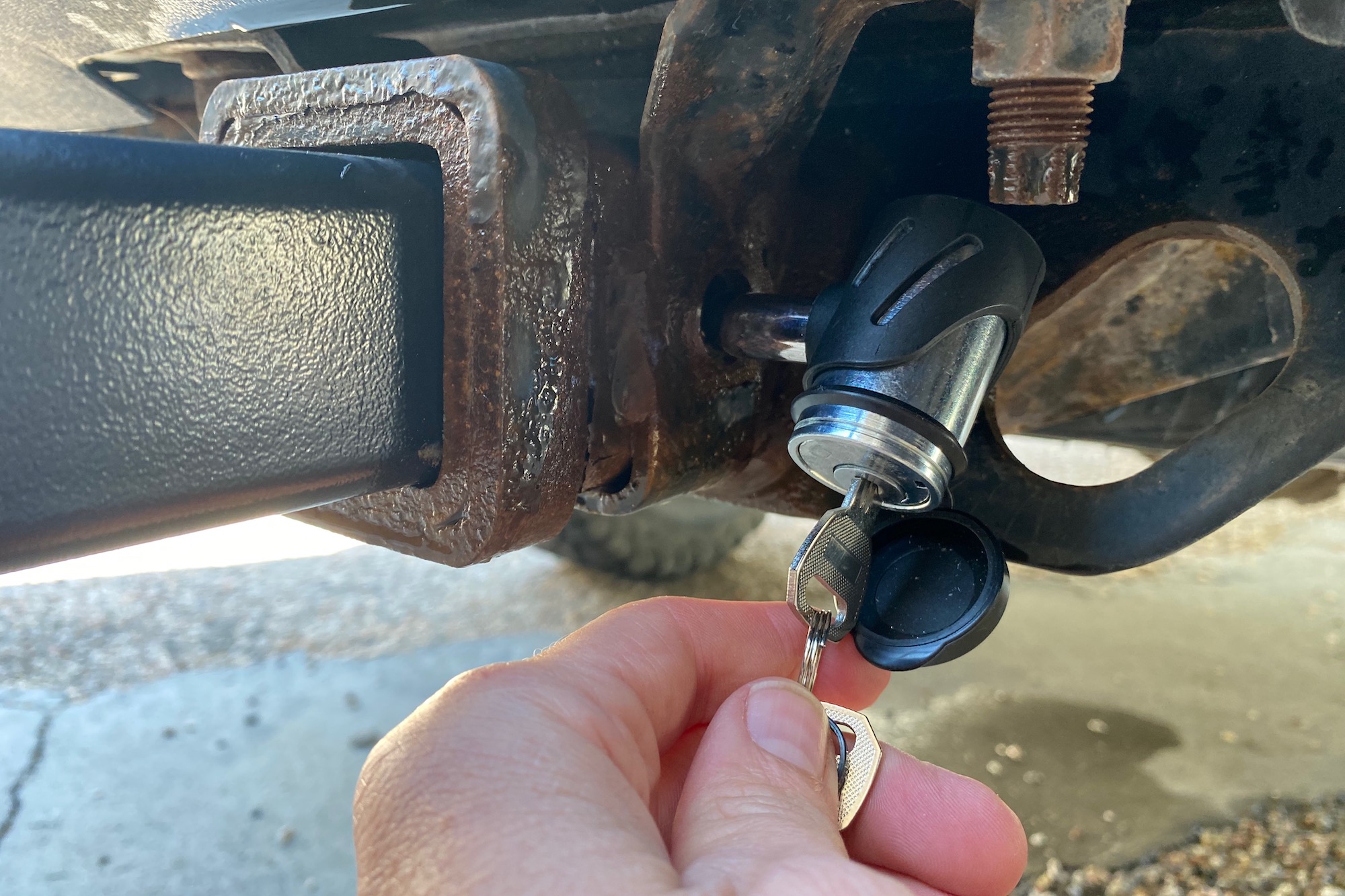 Locking the hitch pin for the VelociRAX