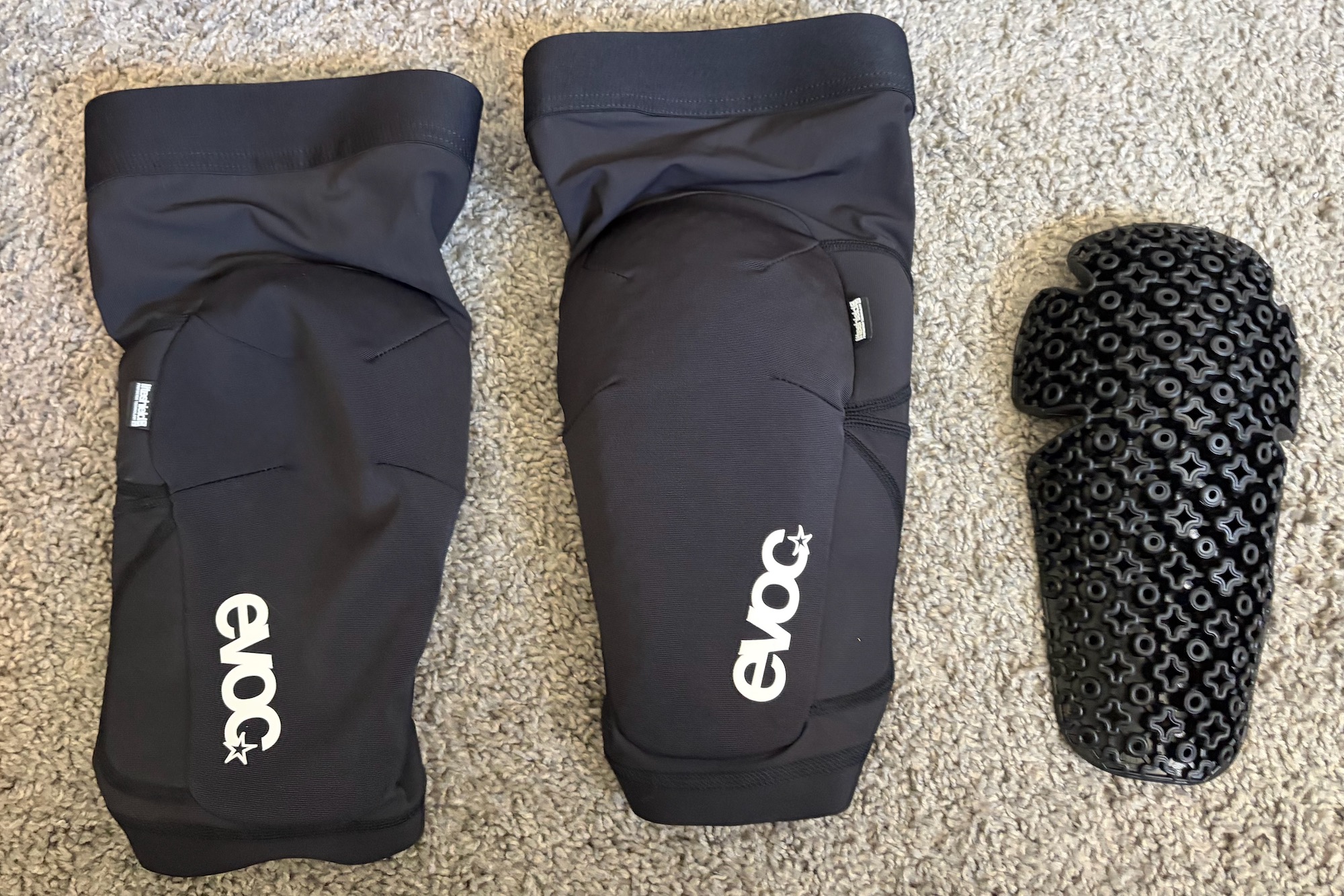 The Evoc LS Flex Lite pads with one of the pads removed