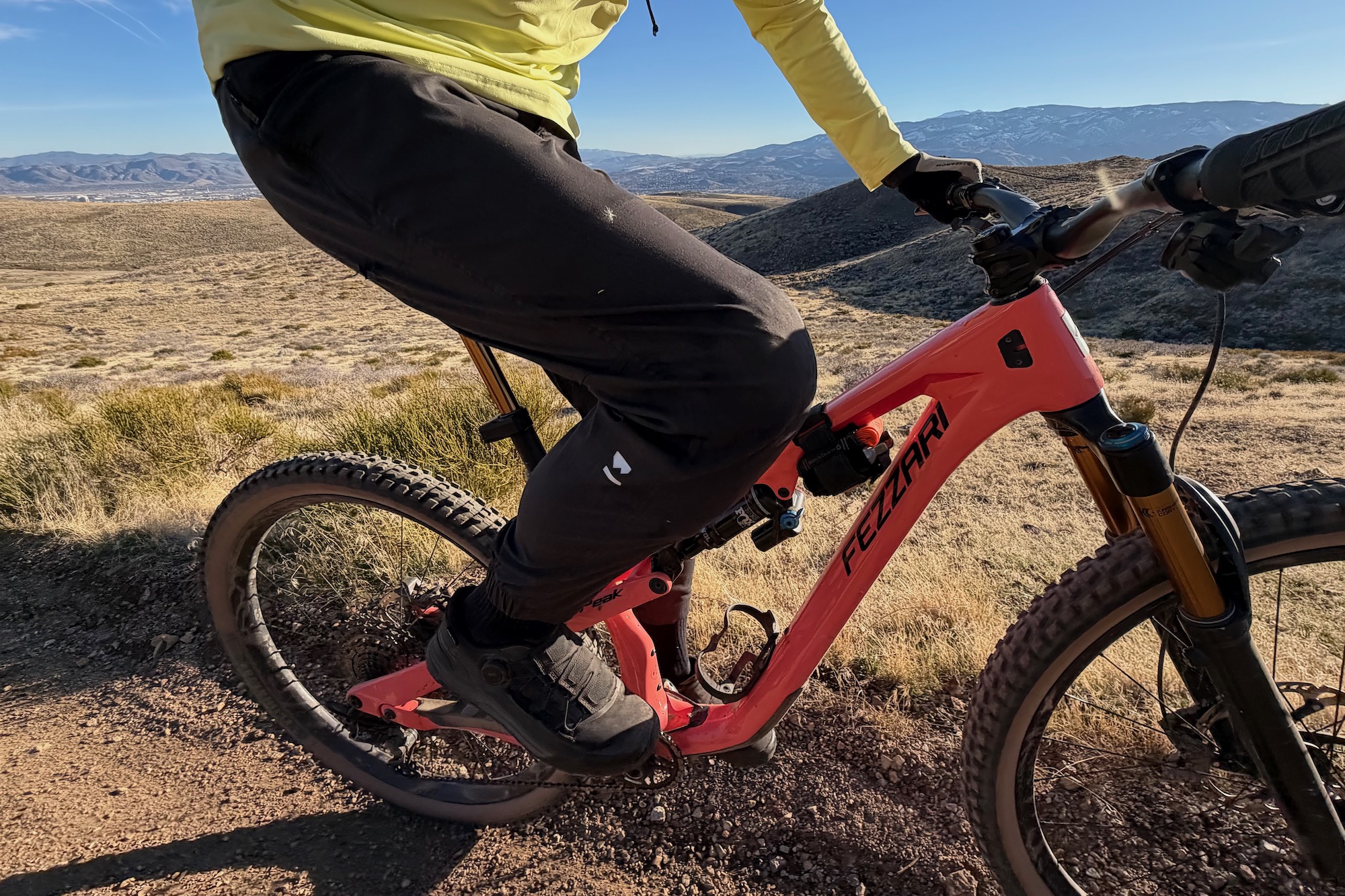 riding with the Evoc LS Flex knee giards while wearing mtb pants