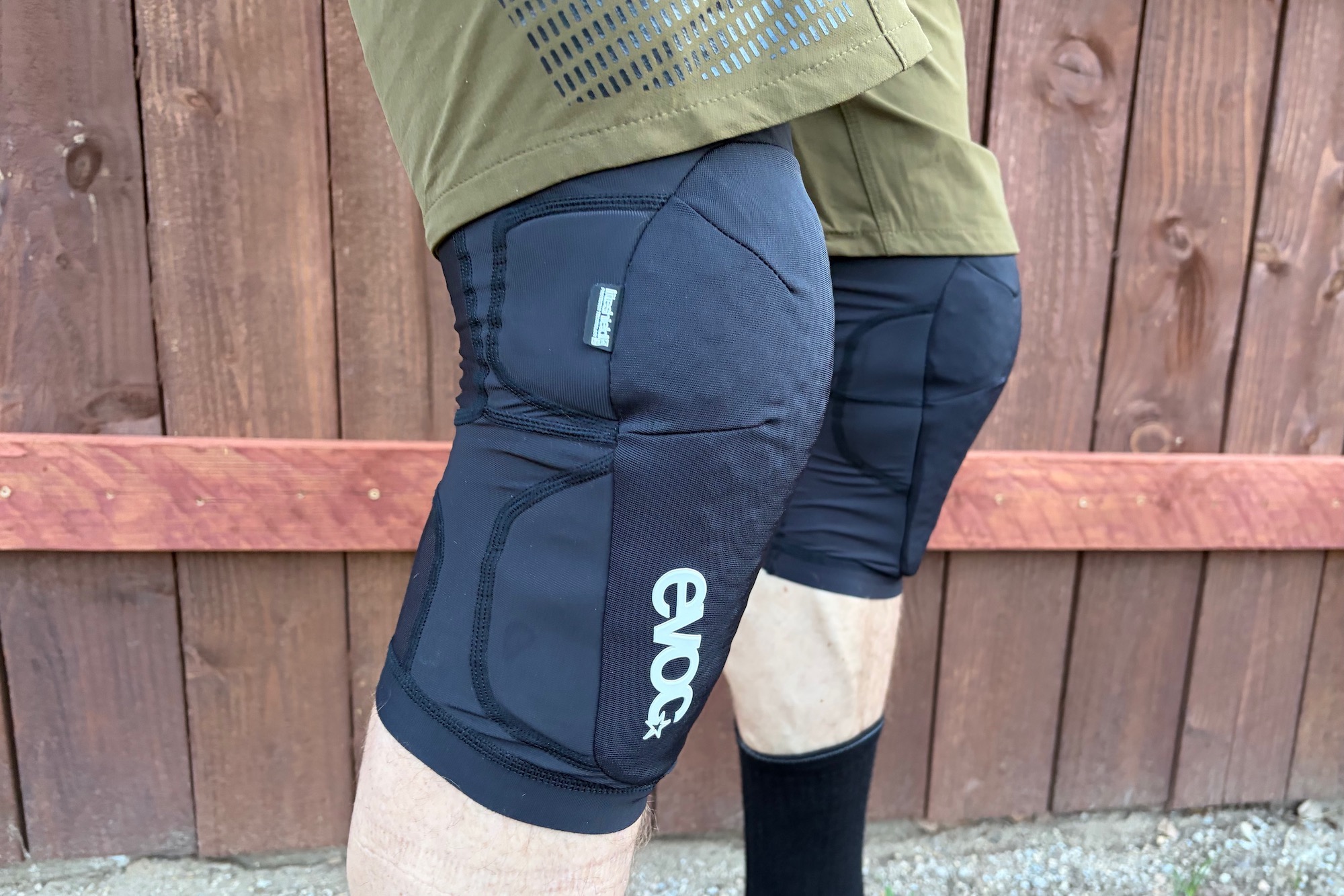 side view of the EVOC LS Flex Lite knee pads