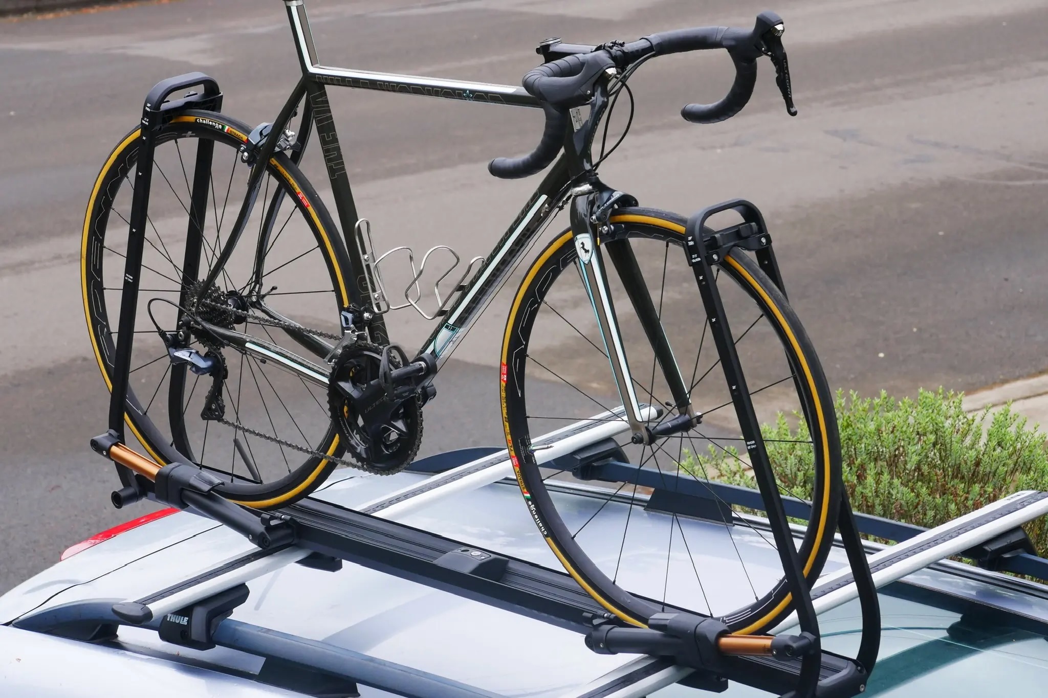 The Kuat Piston SR with a road bike loaded on it