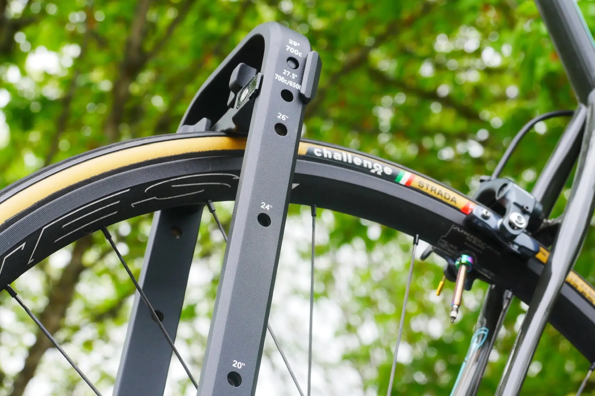 A look at the tool-free wheel size adjustment on the Kuat Piston SR roof bike rack