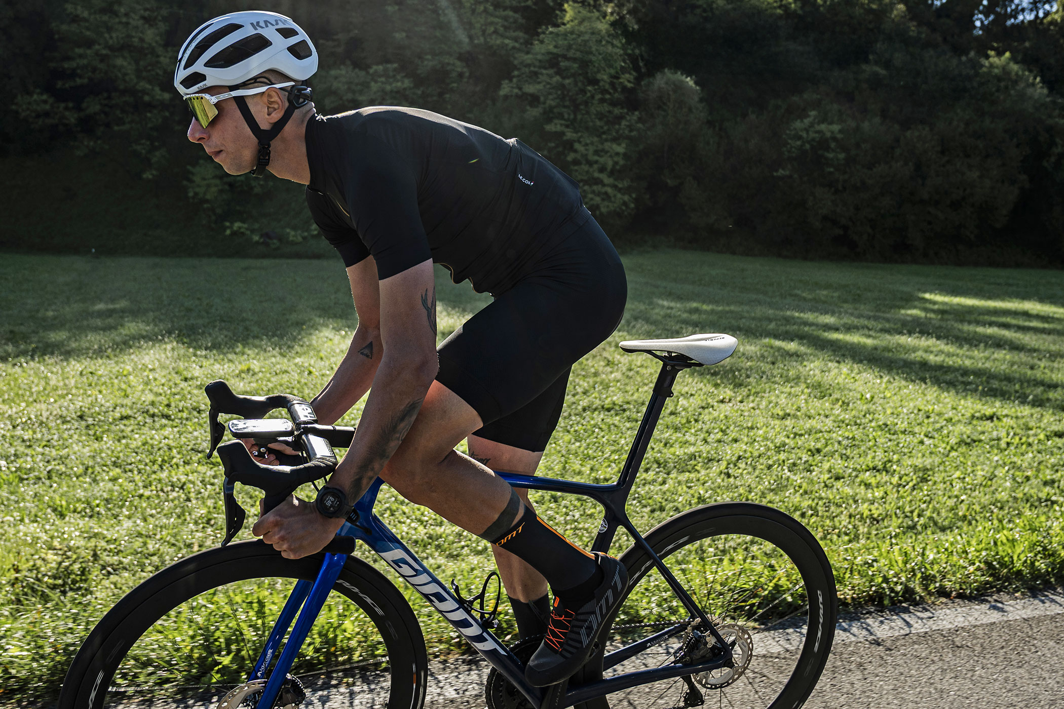 Repente Nomad 3D-printed lightweight full carbon saddle with smooth cover, ridinf
