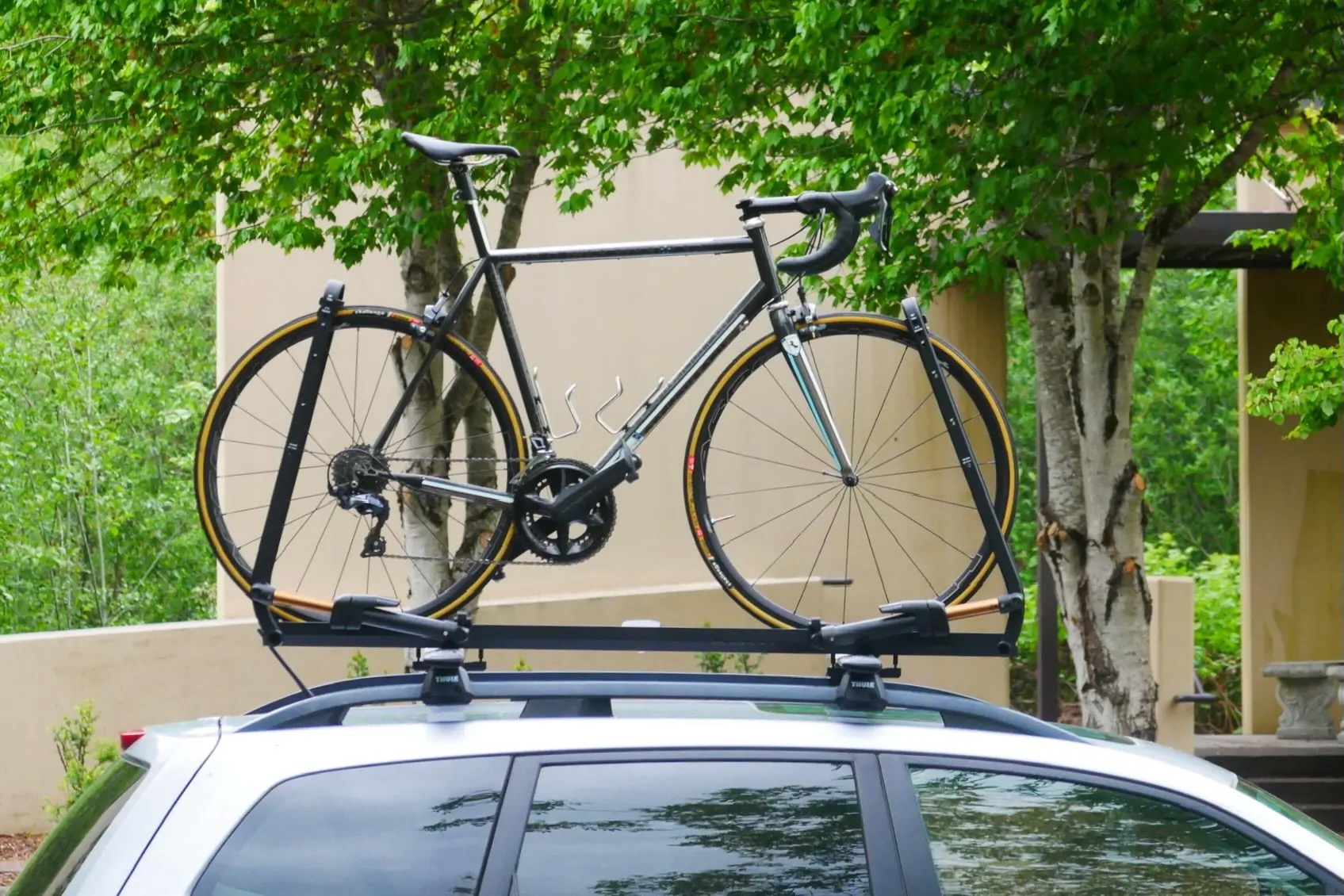The Kuat Piston SR with a bike attached to it.