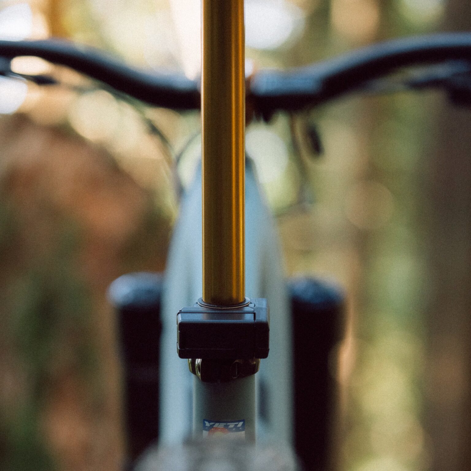 The Fox transfer neo 225 mounted on a mountain bike
