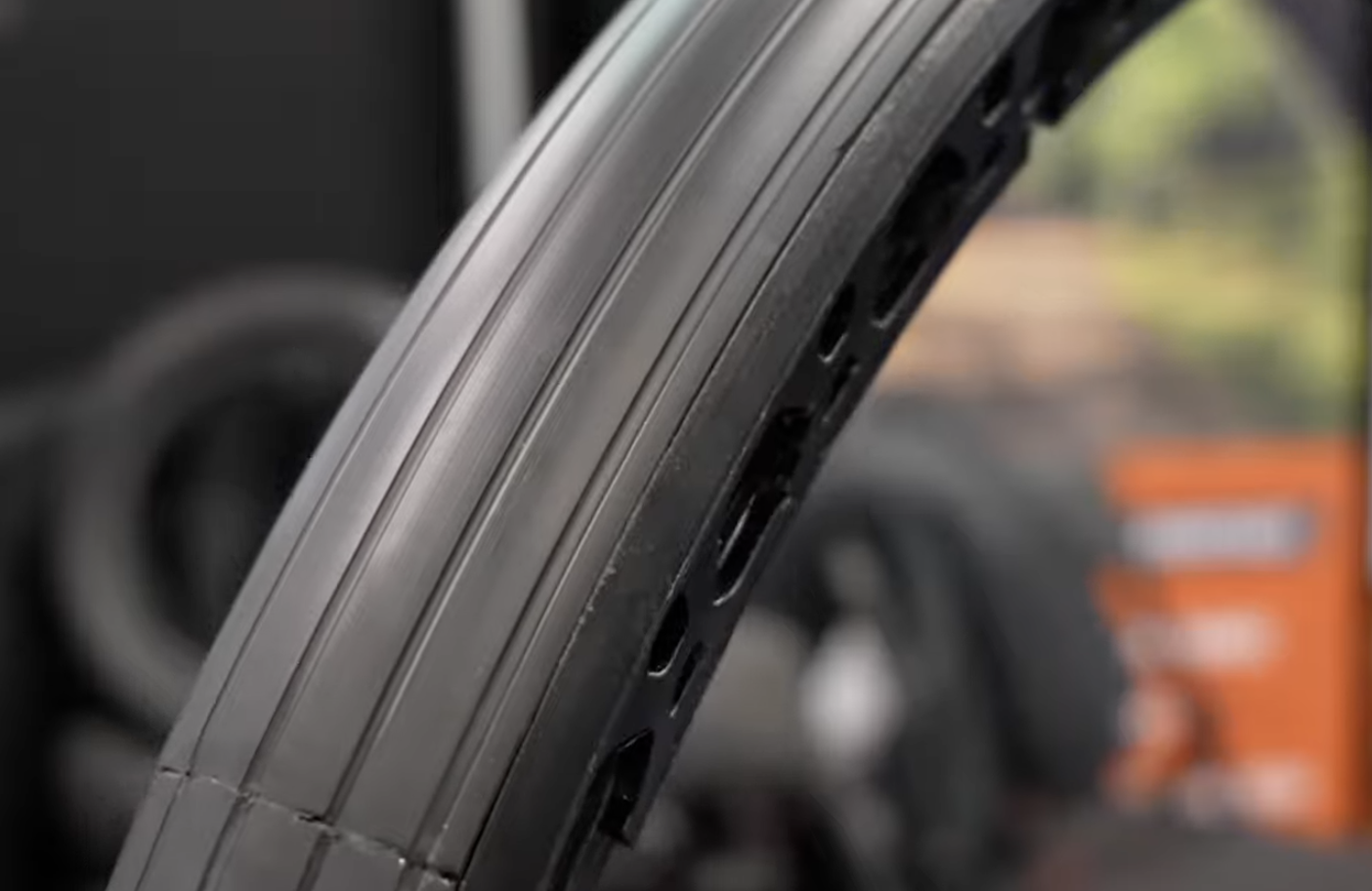 Aipex Airless road tread