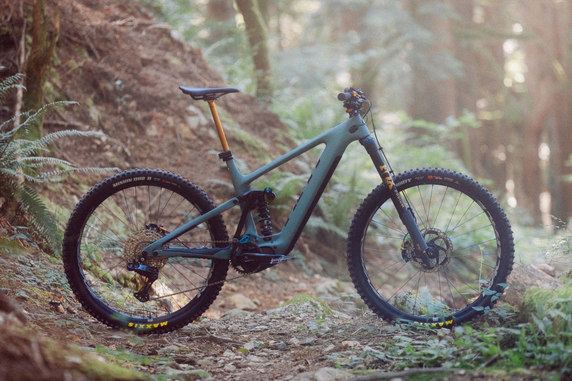 the Fox transfer Neo 225 pictured on a Yeti eMTB in the forest.