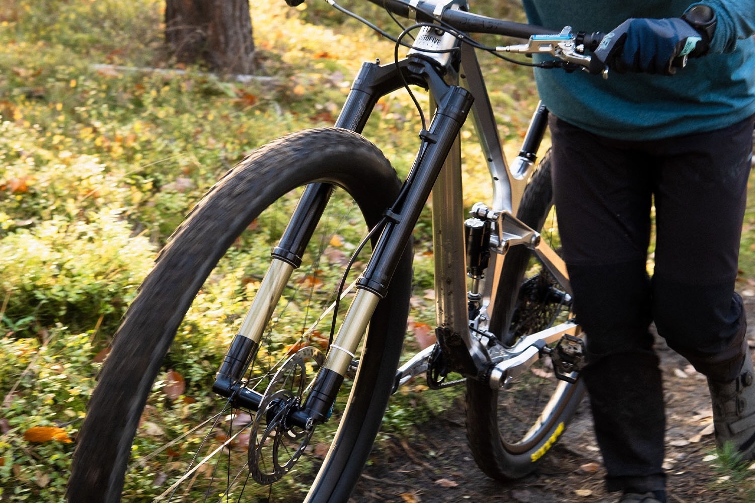 a rider pushing the Actofive I-Train 32 bike with the Intend Samurai 32 fork.