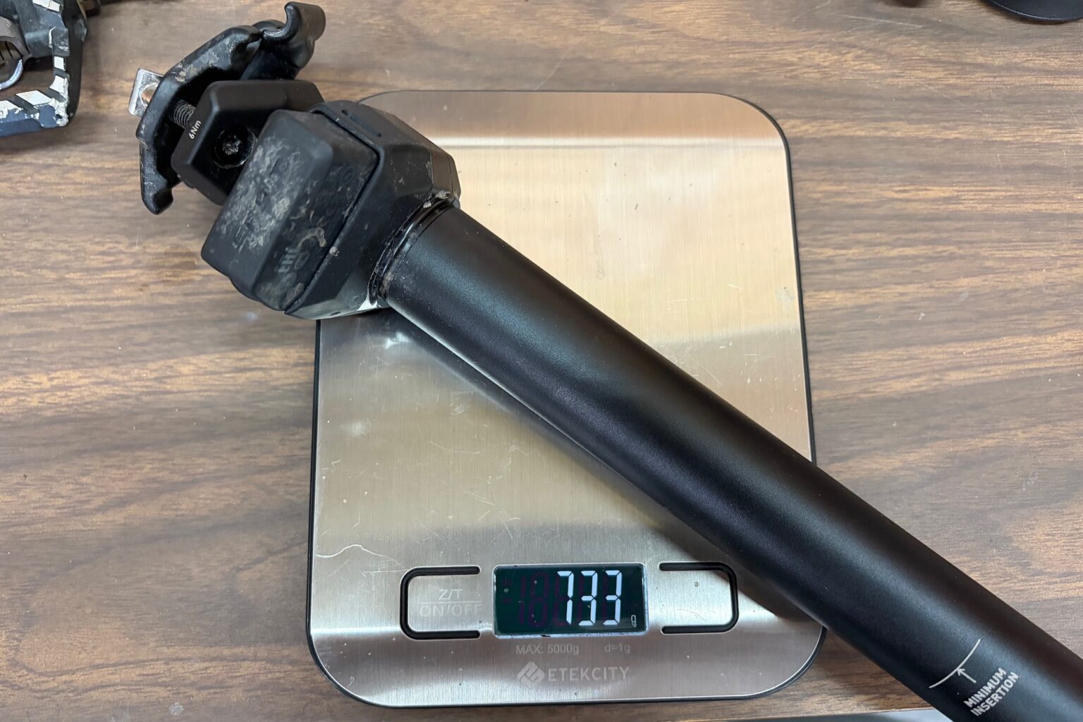 the RockShox Reverb AXS in a 31.6 x 200mm size on a scale with a weight of 733 grams