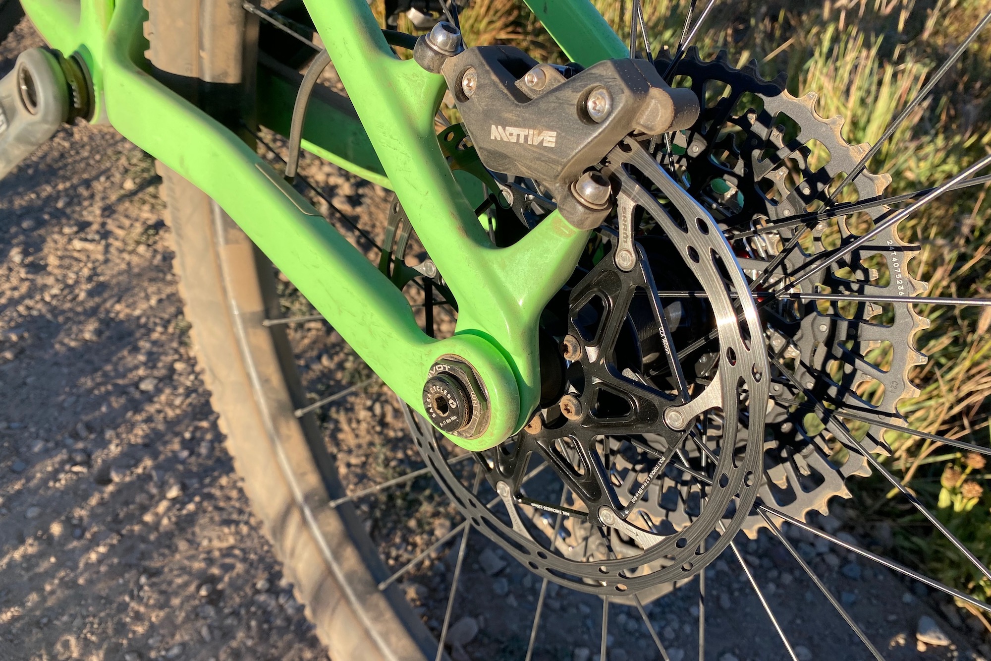 looking at the split pivot setup on the salsa spearfish xc bike.