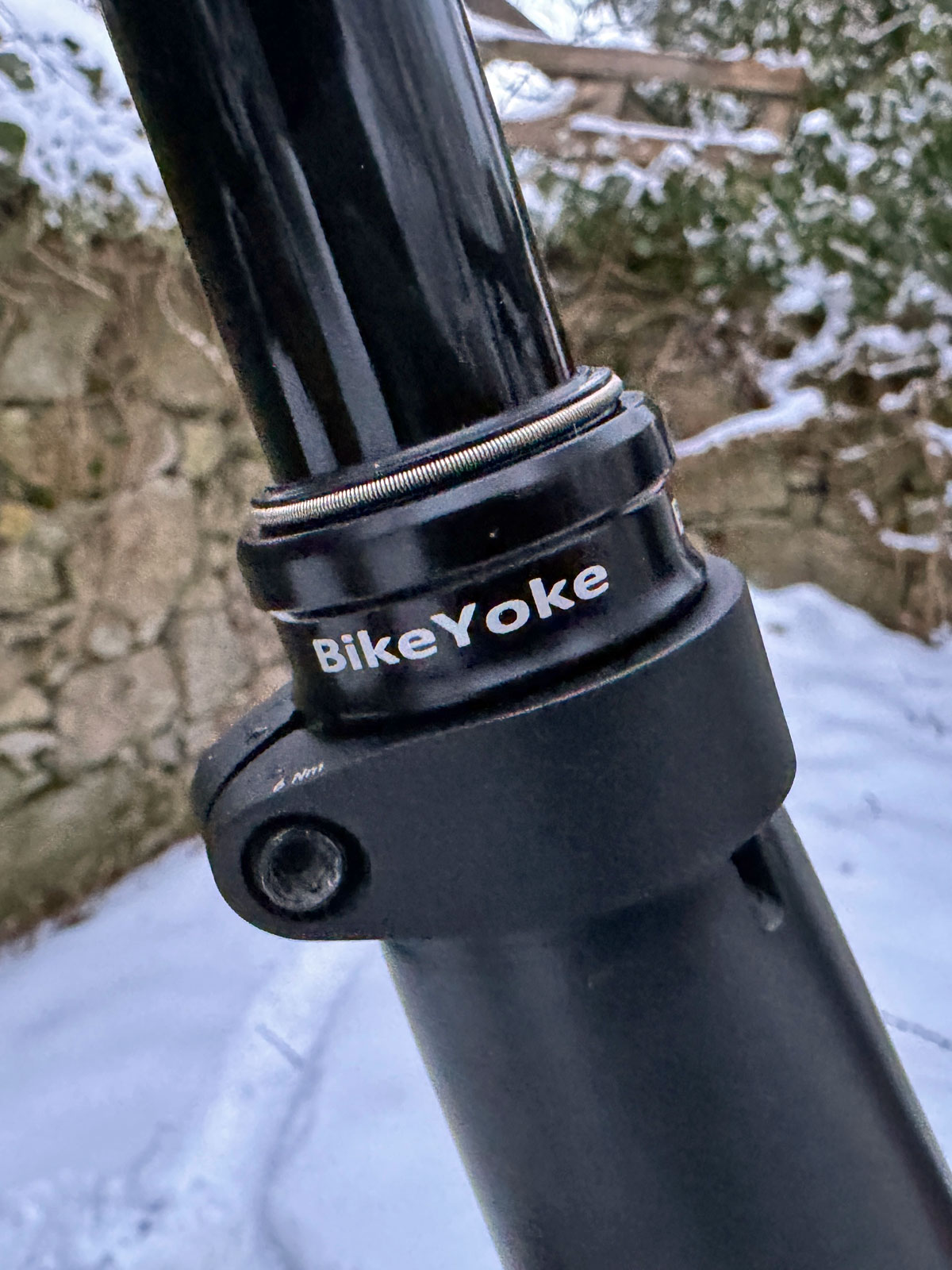 BikeYoke Divine 2.0 MTB dropper post, auto-revive long travel mountain bike seatpost, collar