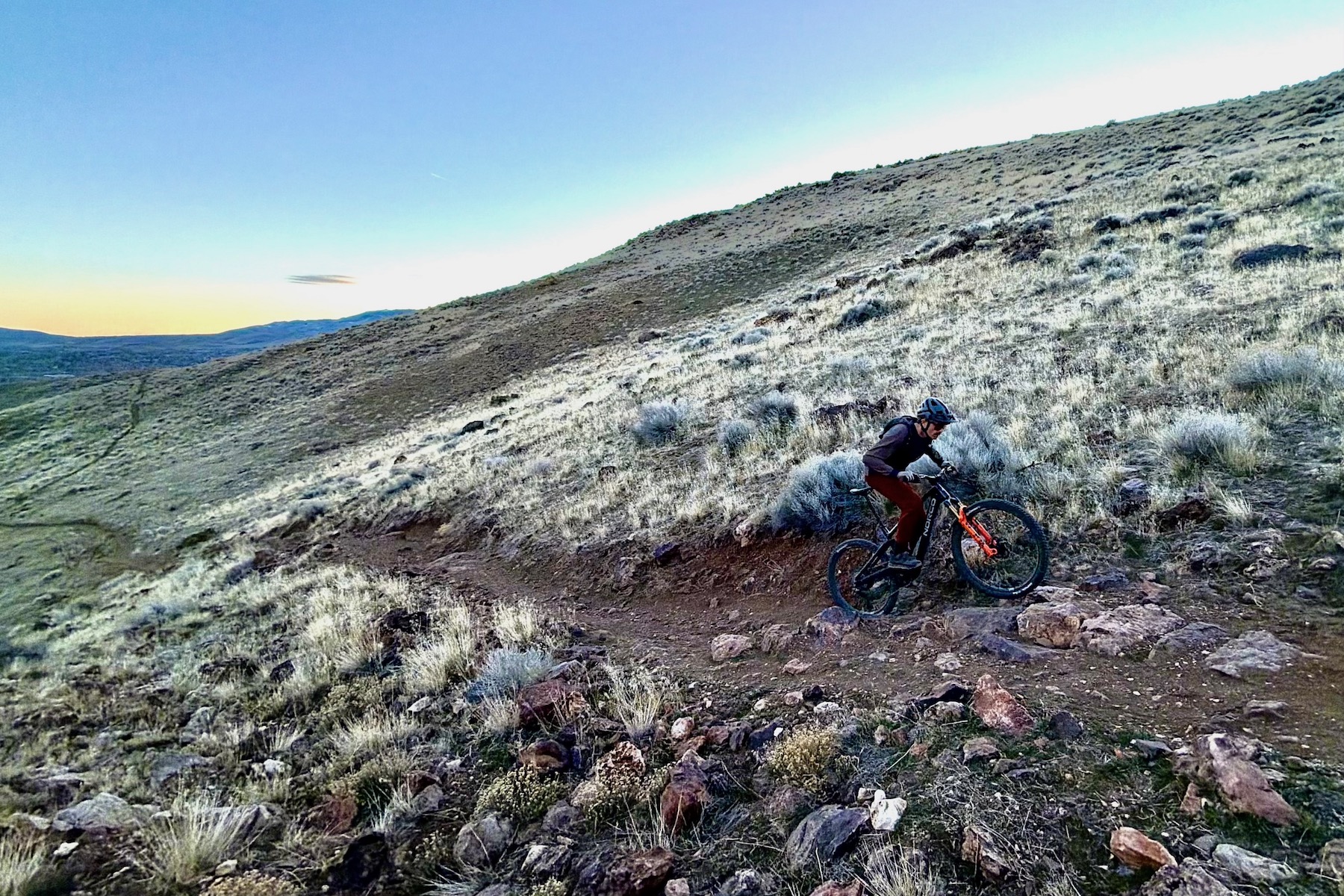 climbing up a singletrack trail and some ledgy rocks on the Norco Sight VLT TQ