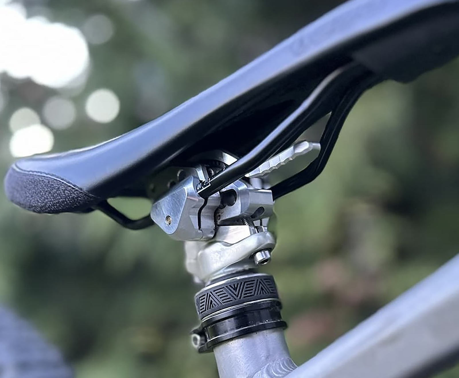 Aenomaly Switchgrade saddle angle adjuster for PNW loam dropper post.