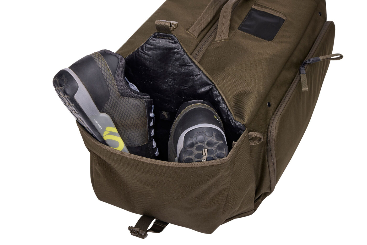 shoe pouch details on thule roundtrip mtb gear duffel bag.