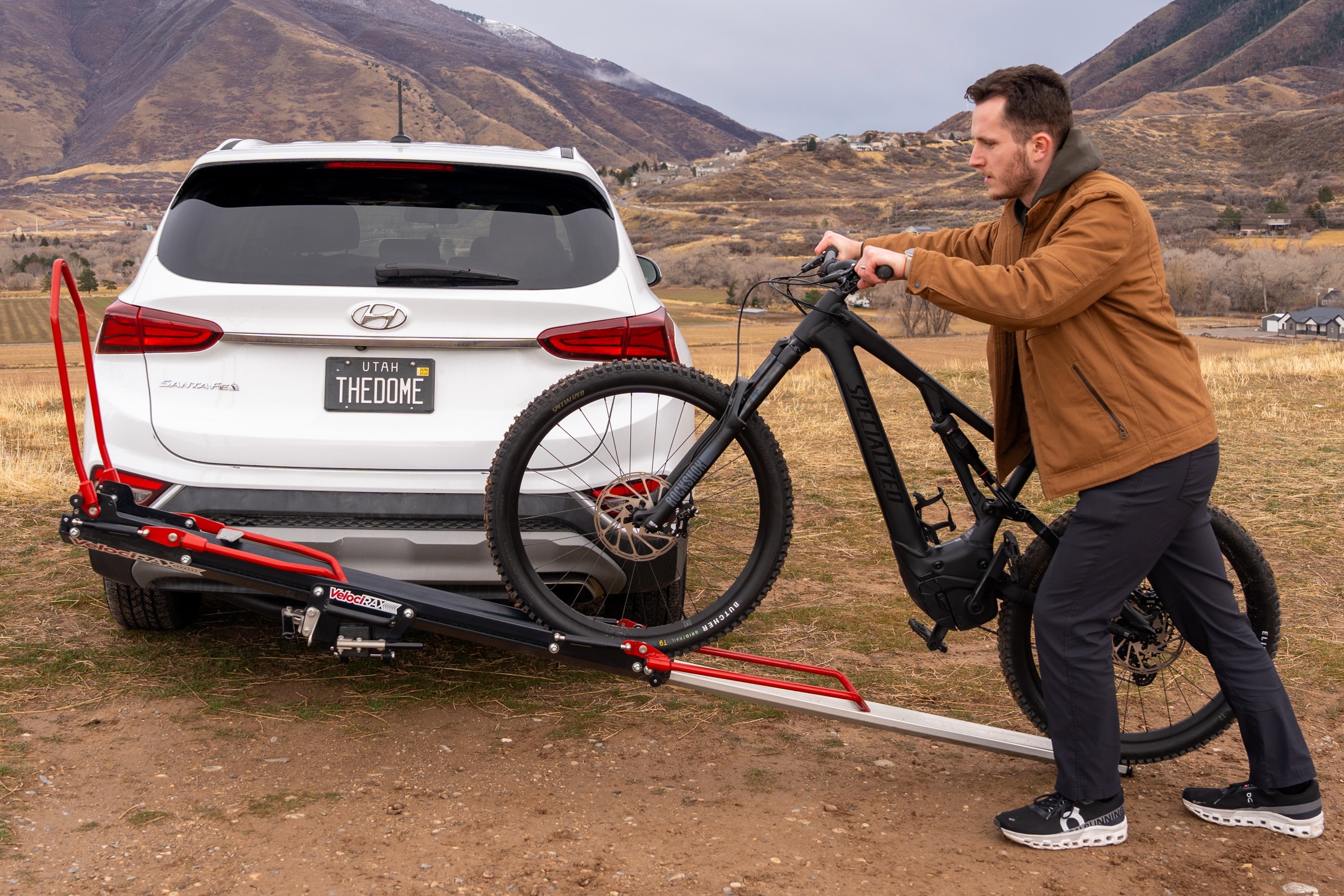 a man loading an eMTB onto the VelociRAX RAXzilla