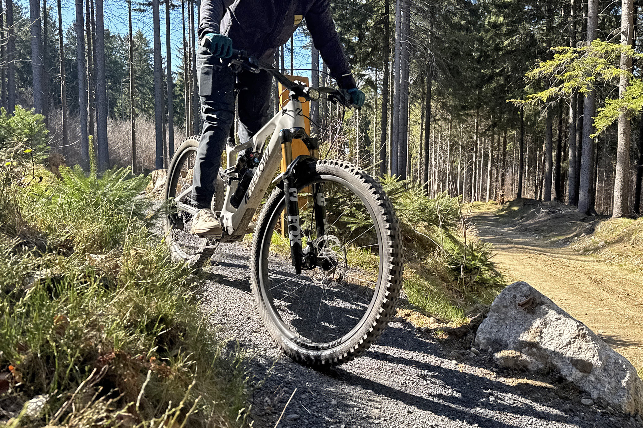 Amflow PX Carbon Pro lightweight full-power all-mountain eMTB with 1500W 150Nm Avinox M2S ebike motor, riding singletrack pod Smrkem