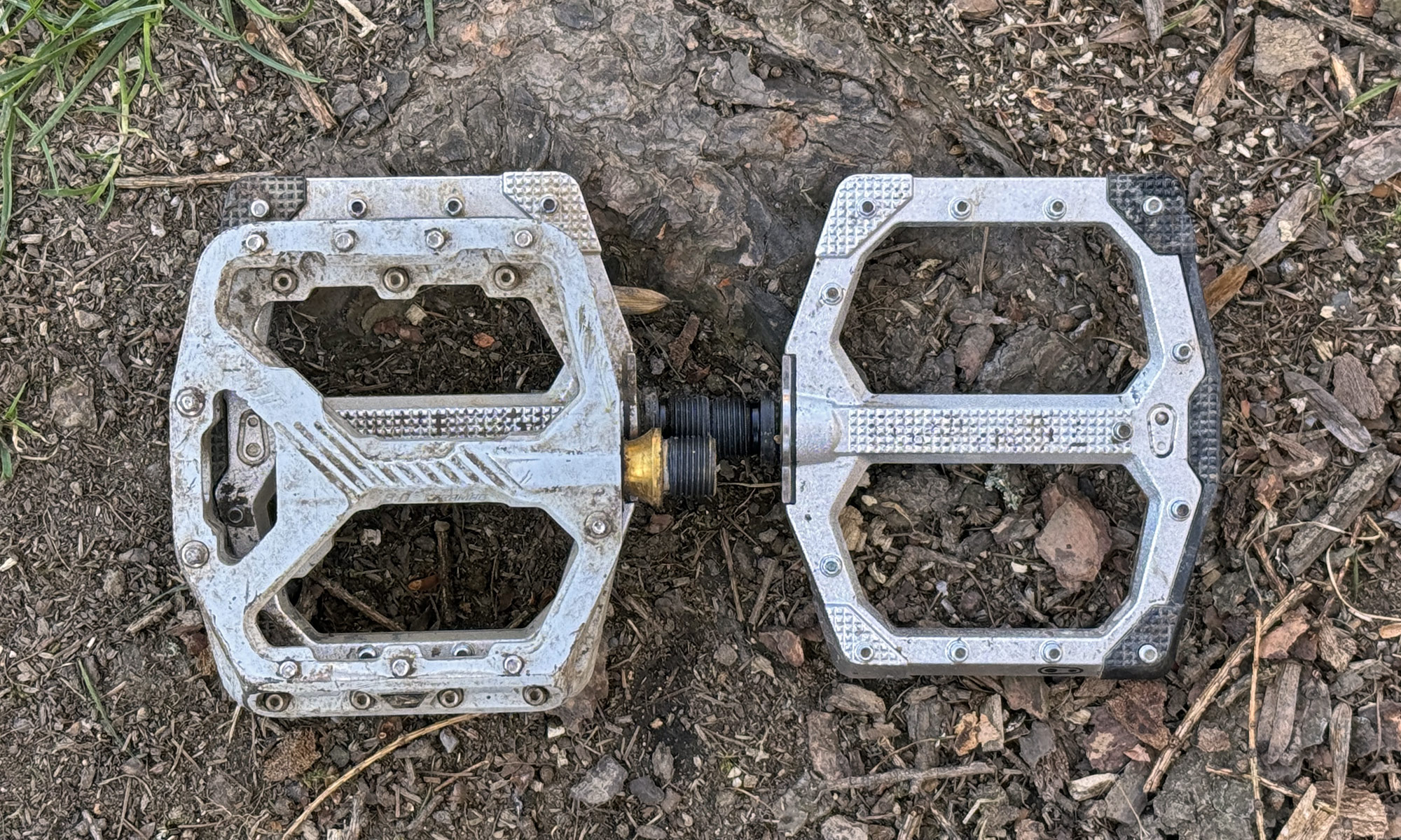Crankbrothers Stamp EVO extra-long mountain bike flat platform pedal review, Small vs. Leatt CeraMag AllMtn 8.0 Ti