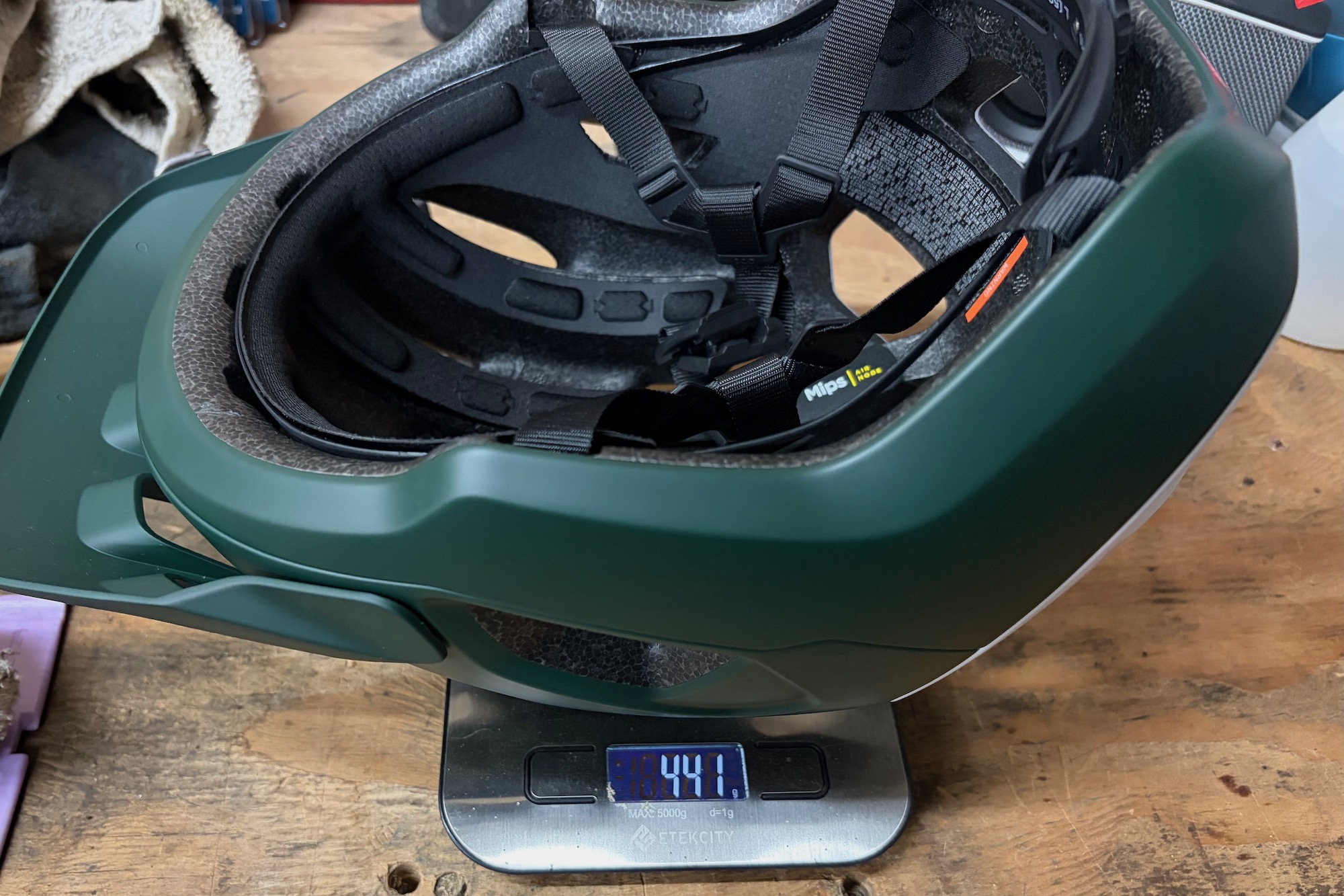 the size large Cularis helmet on the sacle with a weight of 441 grams.