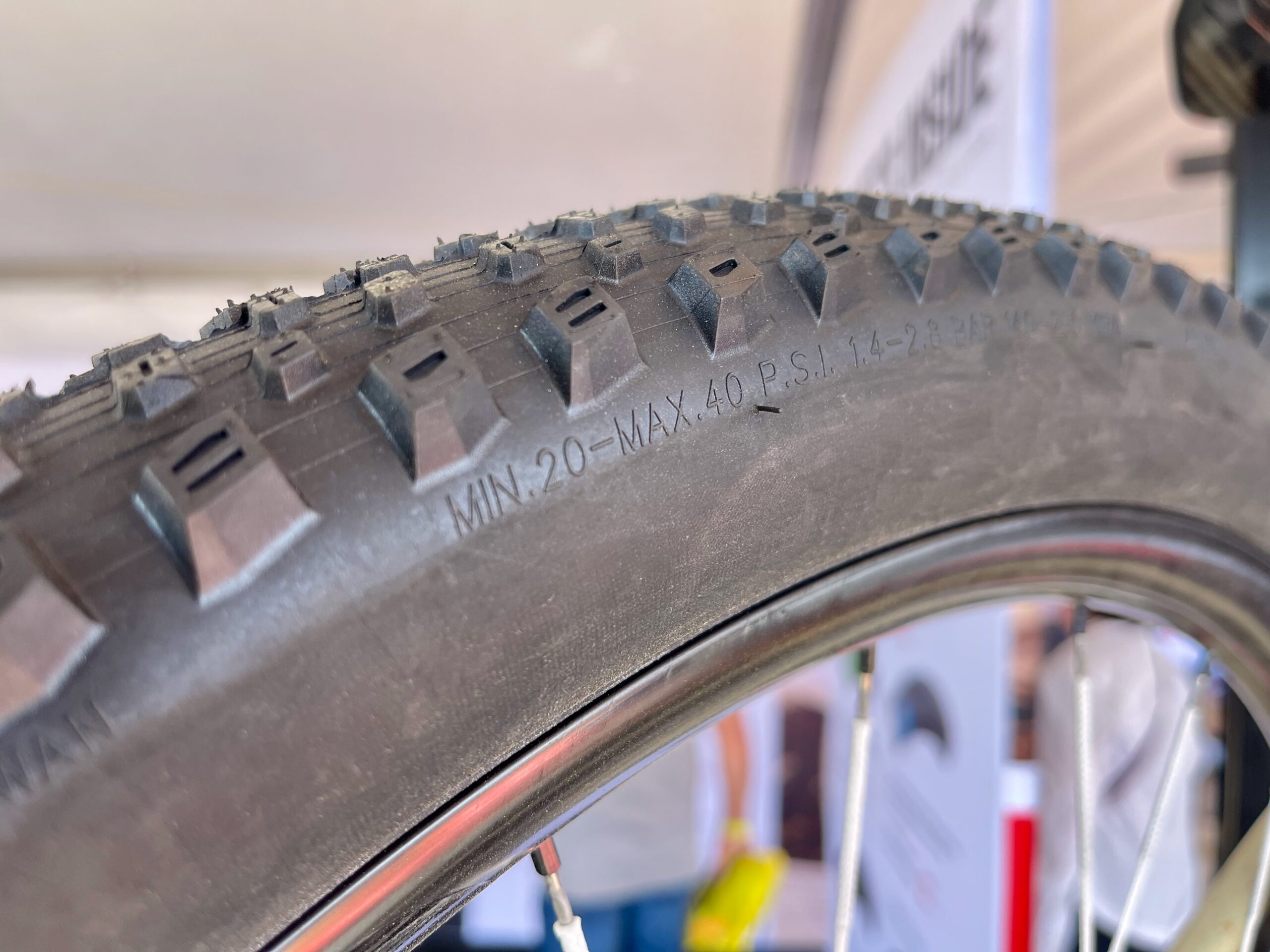 Kenda Tire Dagger XC Sea Otter 32 side