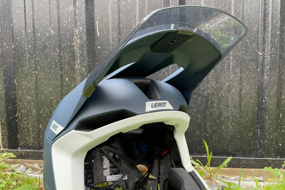Leatt Gravity 5.0 helmet, visor extender