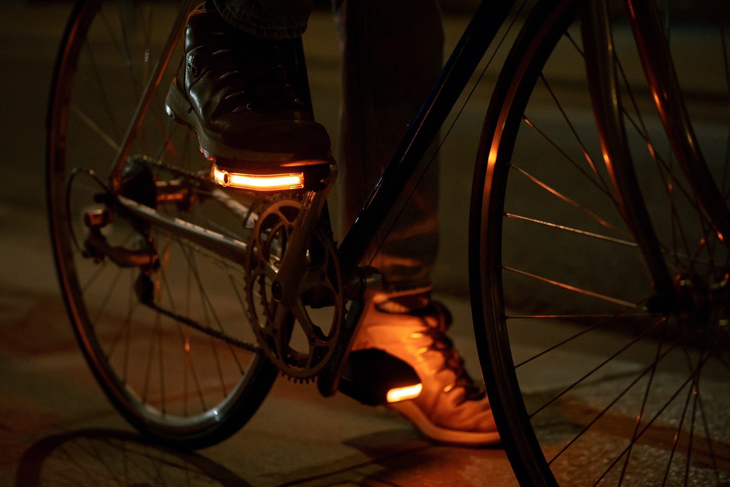 Look Geo City Vision bright light-up LED commuter flat pedals, on a classic city bike
