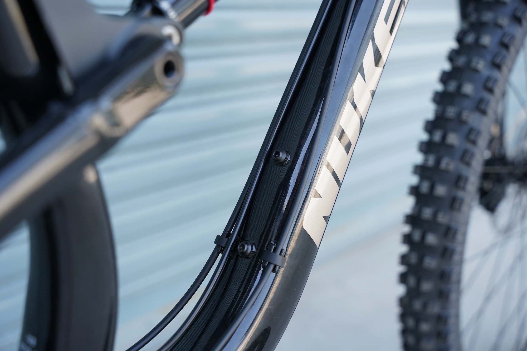 external cable routing on th Nukeproof Tracker FS frame