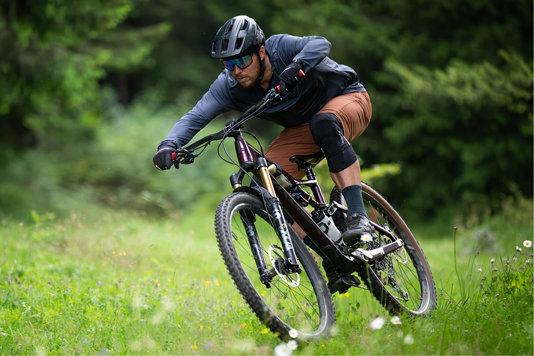 a man riding a bike using the KS Rage-i 2.0 dropper