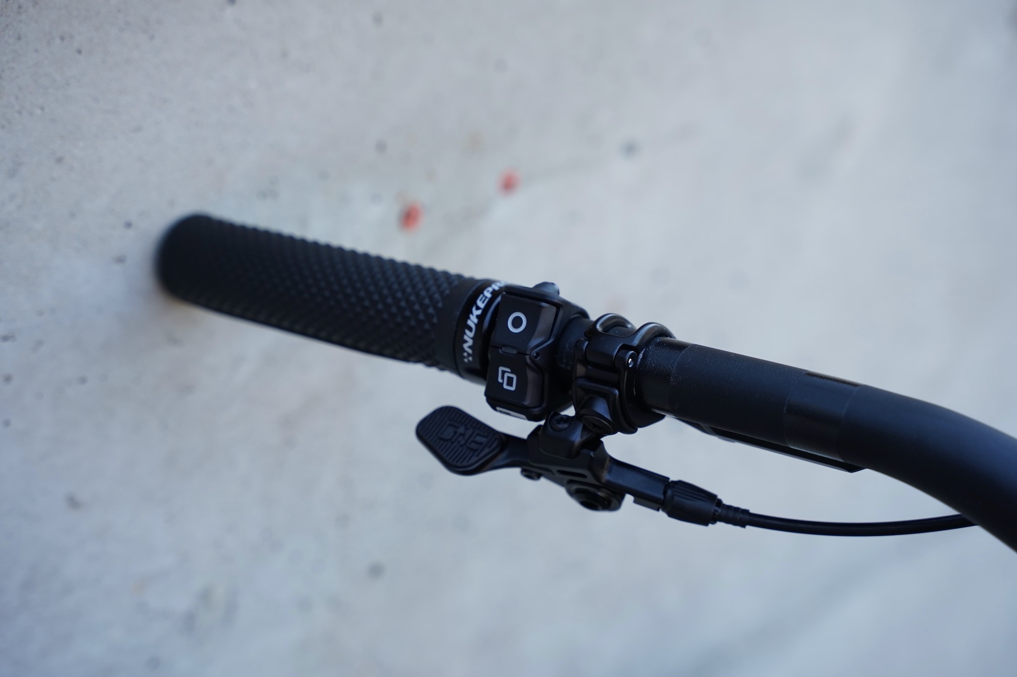 the avinox handlebar remote