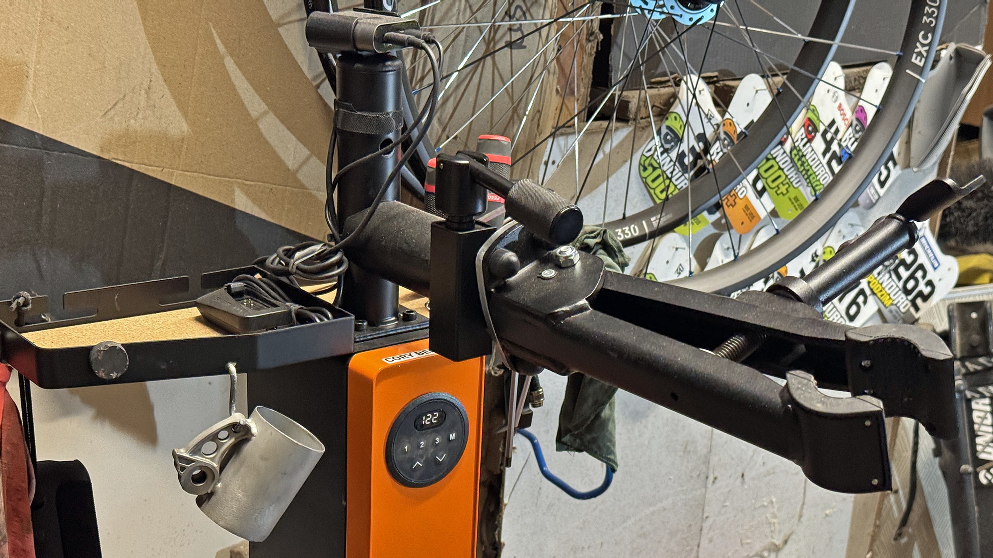 Remco Bike Lift electric telescoping bicycle repair stand with Unior Master Clamp rated for 45kg
