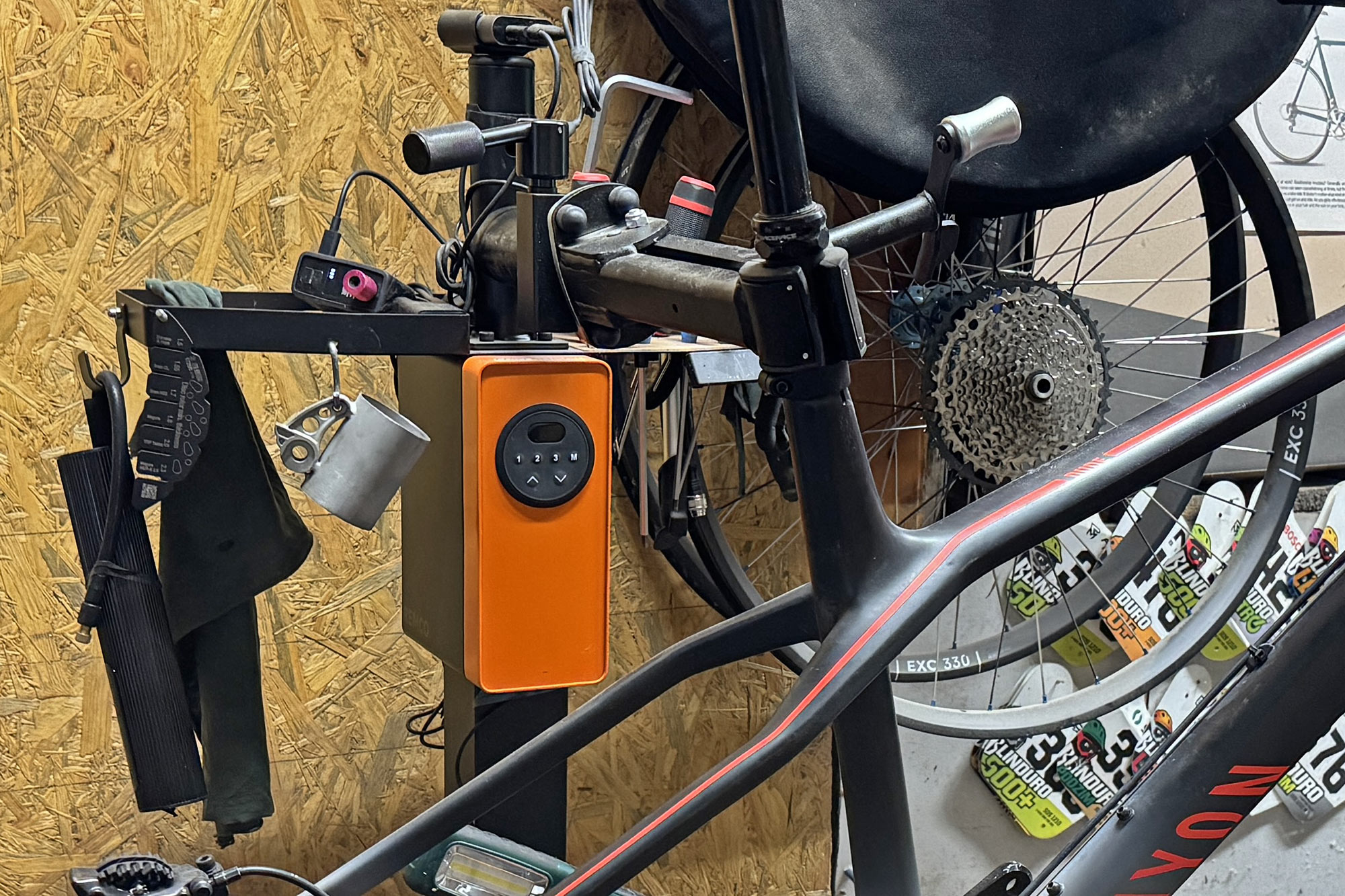 Remco Bike Lift electric telescoping bicycle repair stand detail