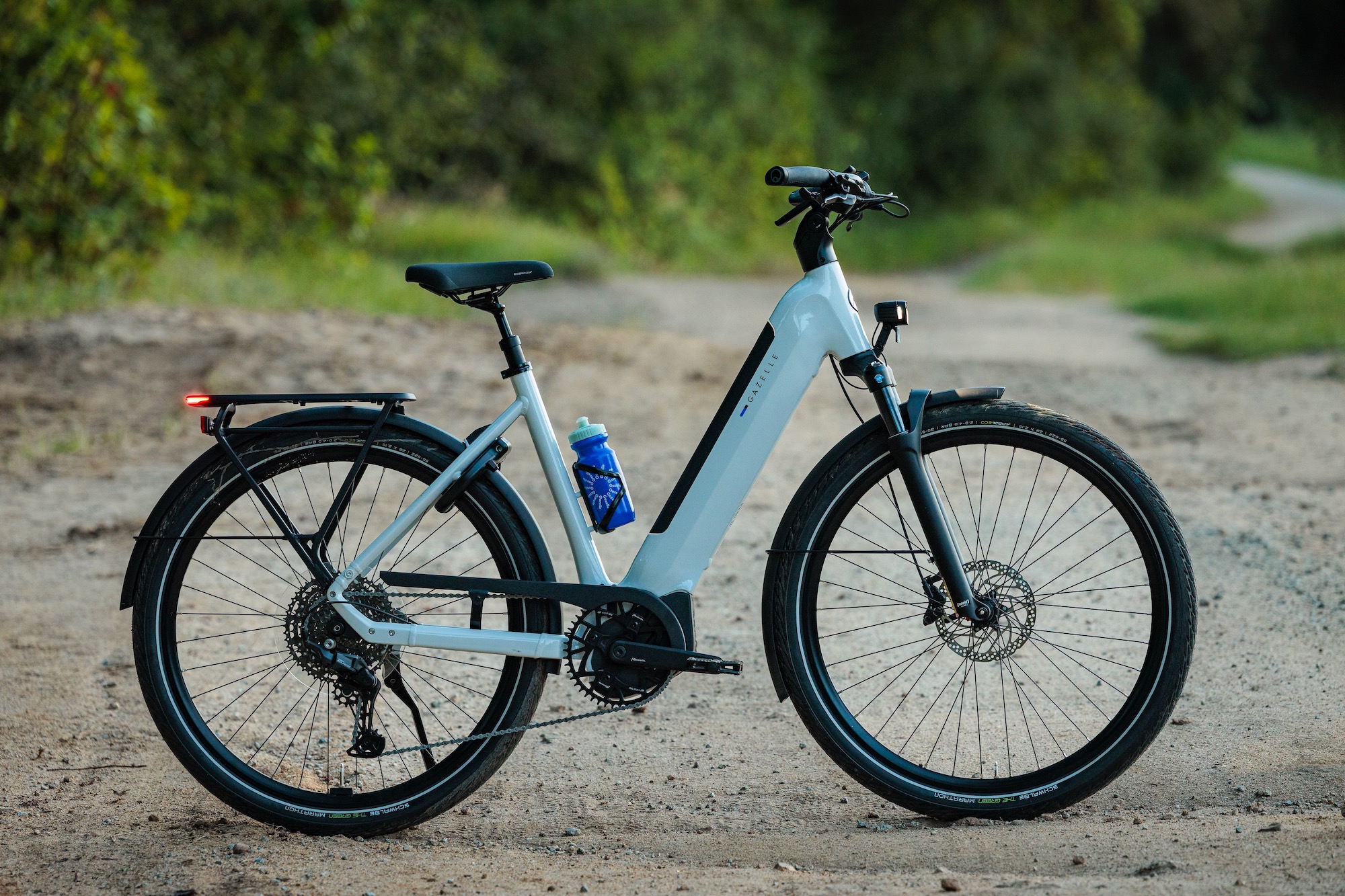 profile image of the Gazelle Ultimate T11+ on a dirt road.